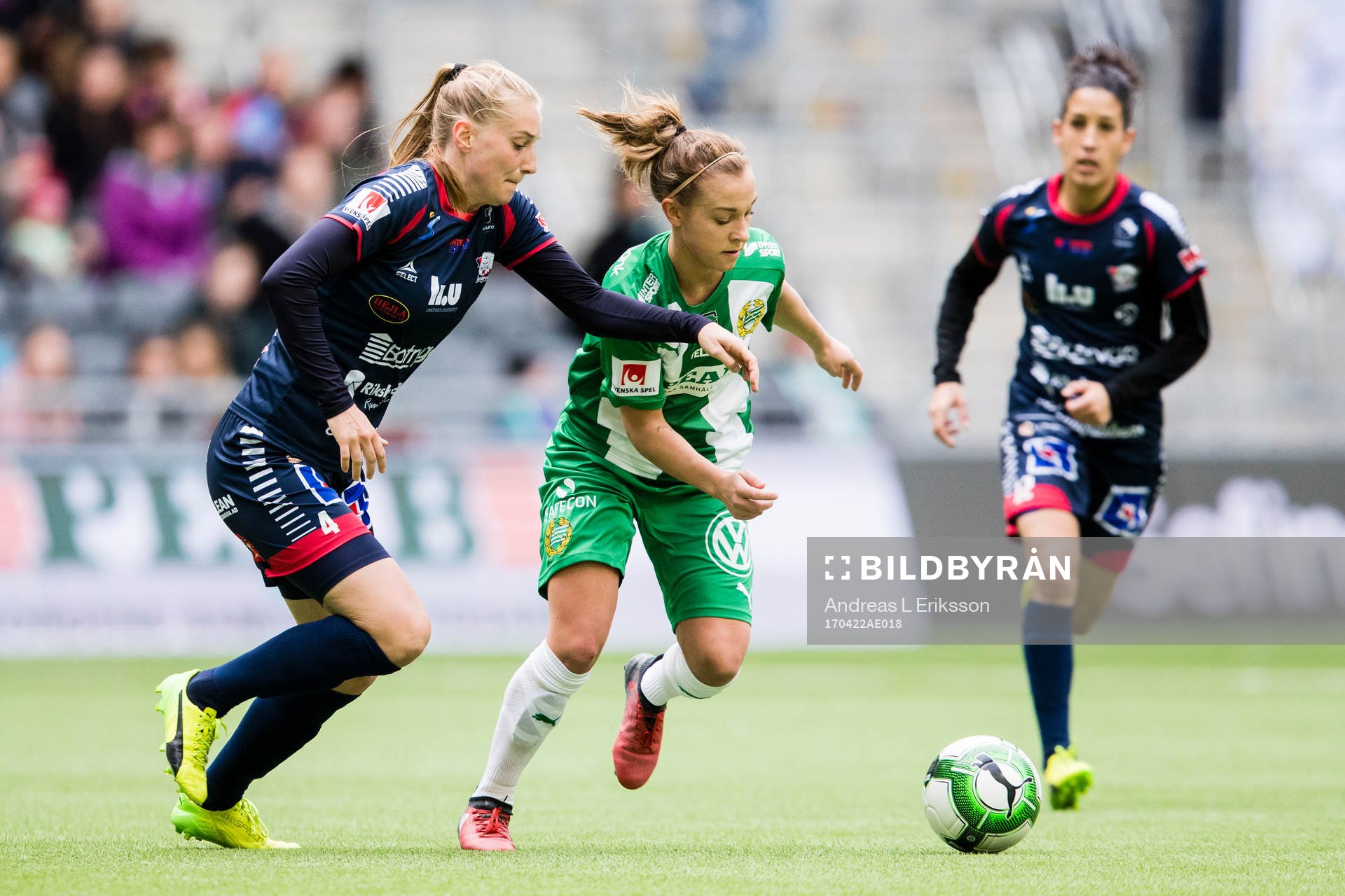 Linköpings Maja Kildemoes i kamp om bollen med Hammarbys