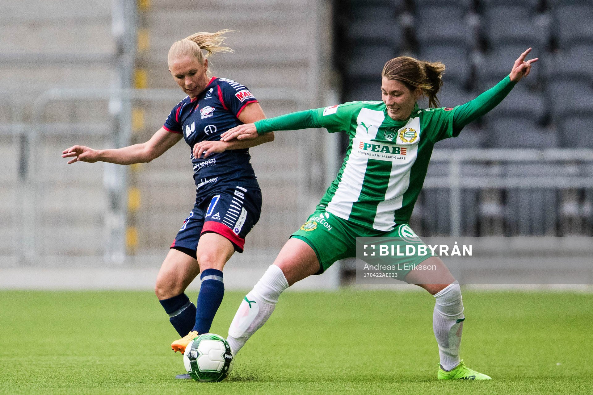 Linköpings Jonna Andersson i kamp om bollen med Hammarbys