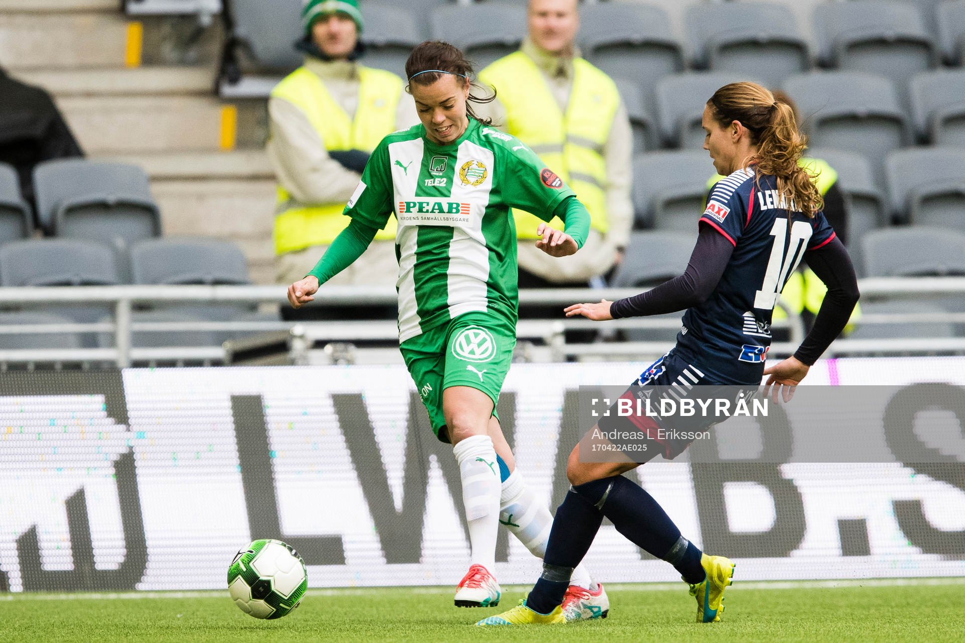 Hammarbys Amanda Johansson i kamp om bollen med Linköpings Emma Lennartsson under fotbollsmatchen i Damallsvenskan mellan Hammarby och Linköping den 22 april 2017 i Stockholm.