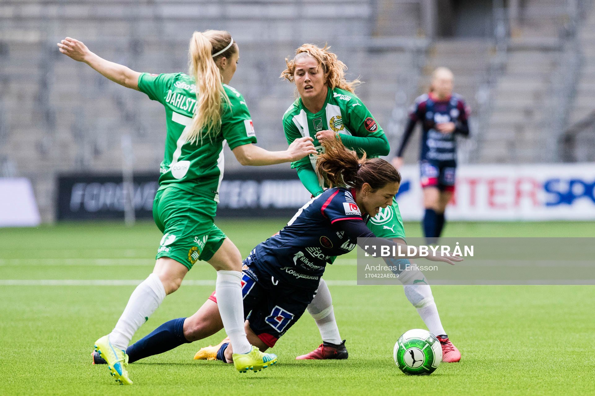 Hammarbys Cathrine Dahlström och Filippa Angeldal i kamp