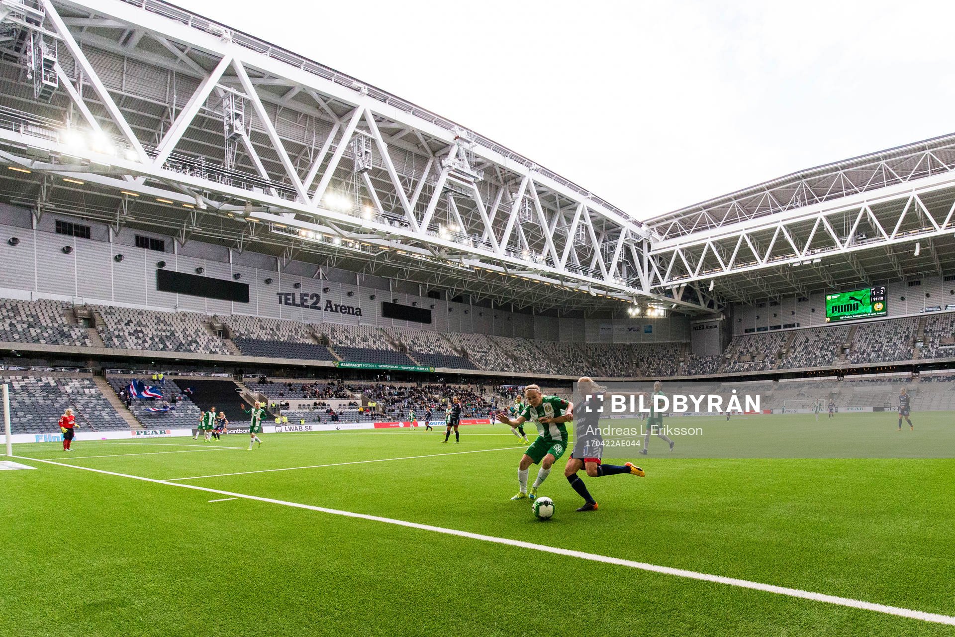 Hammarbys Cathrine Dahlström i kamp om bollen med