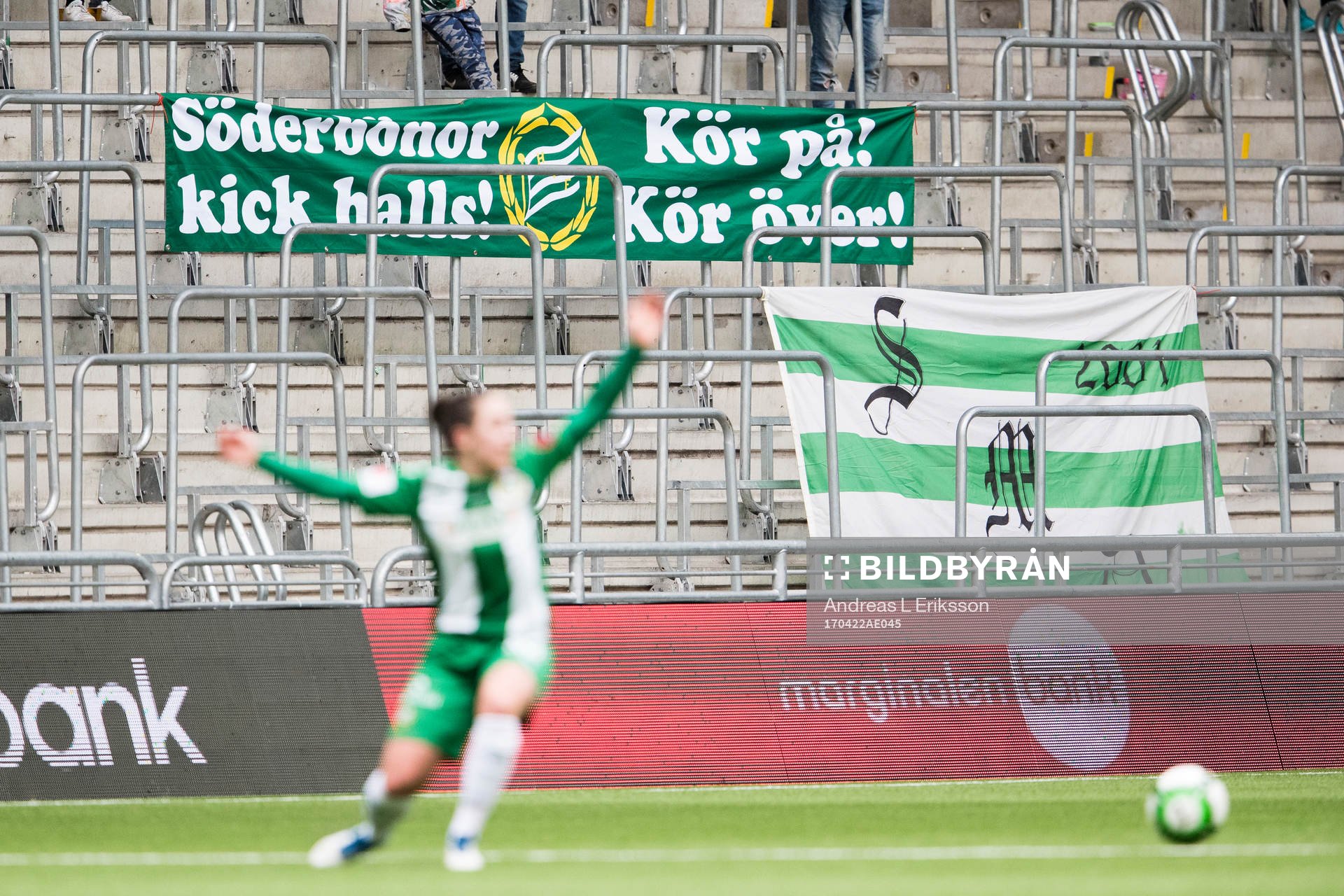 En banderoll med texten Söderbönor kick balls!