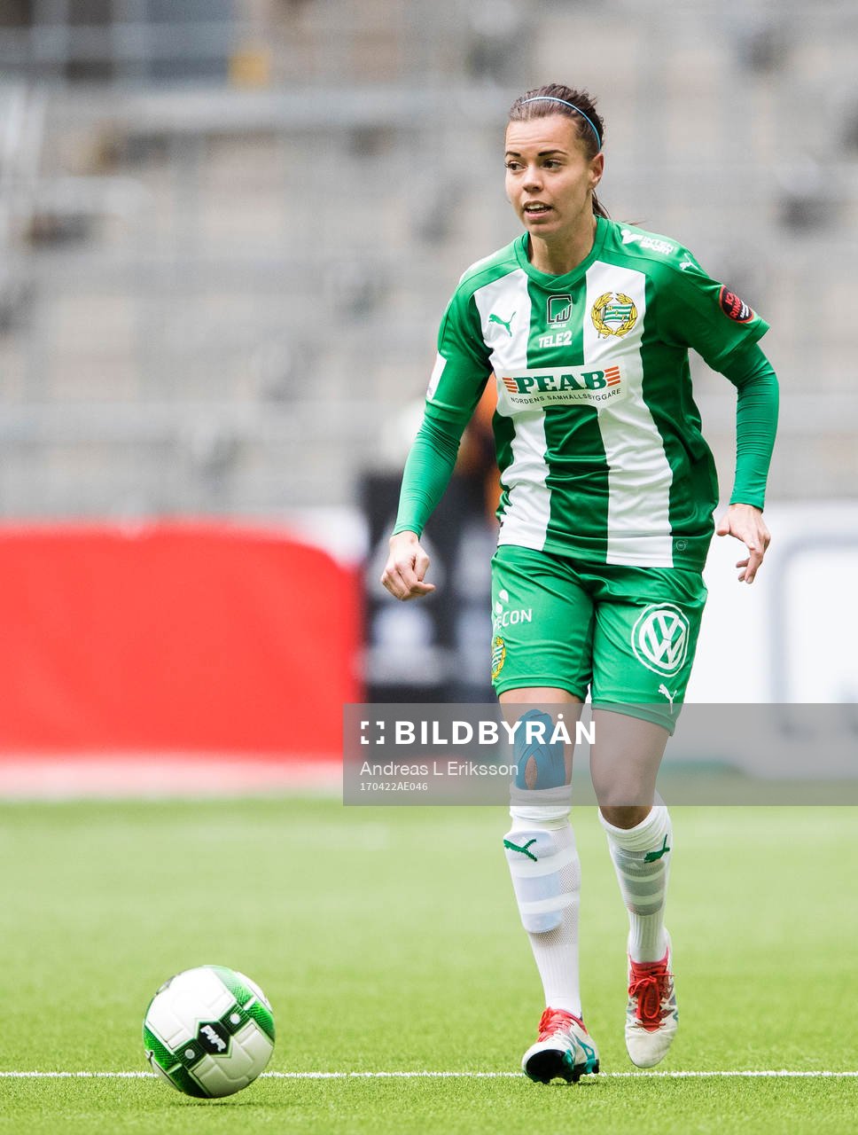 Hammarbys Amanda Johansson med bollen