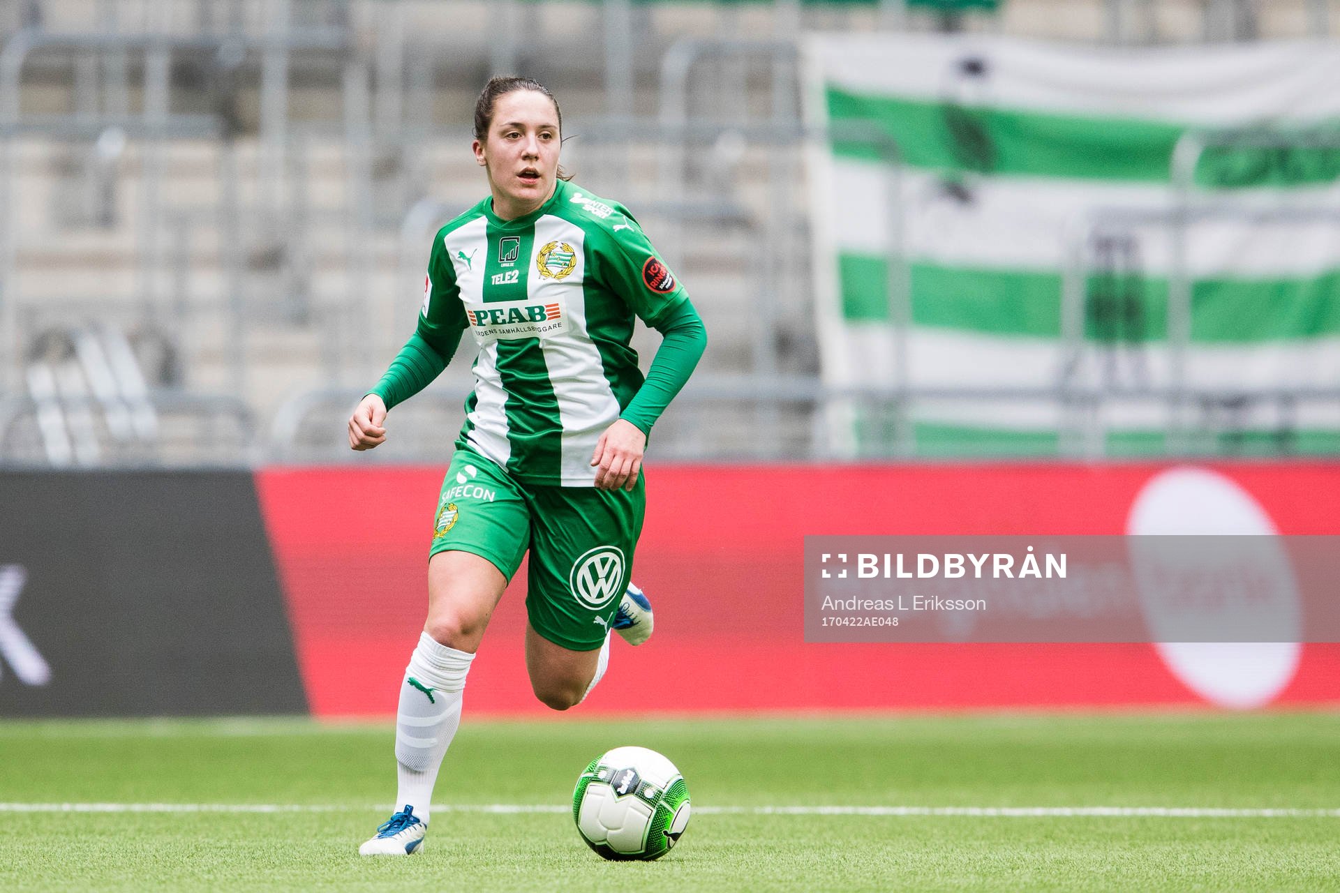 Hammarbys Alma Nygren med bollen