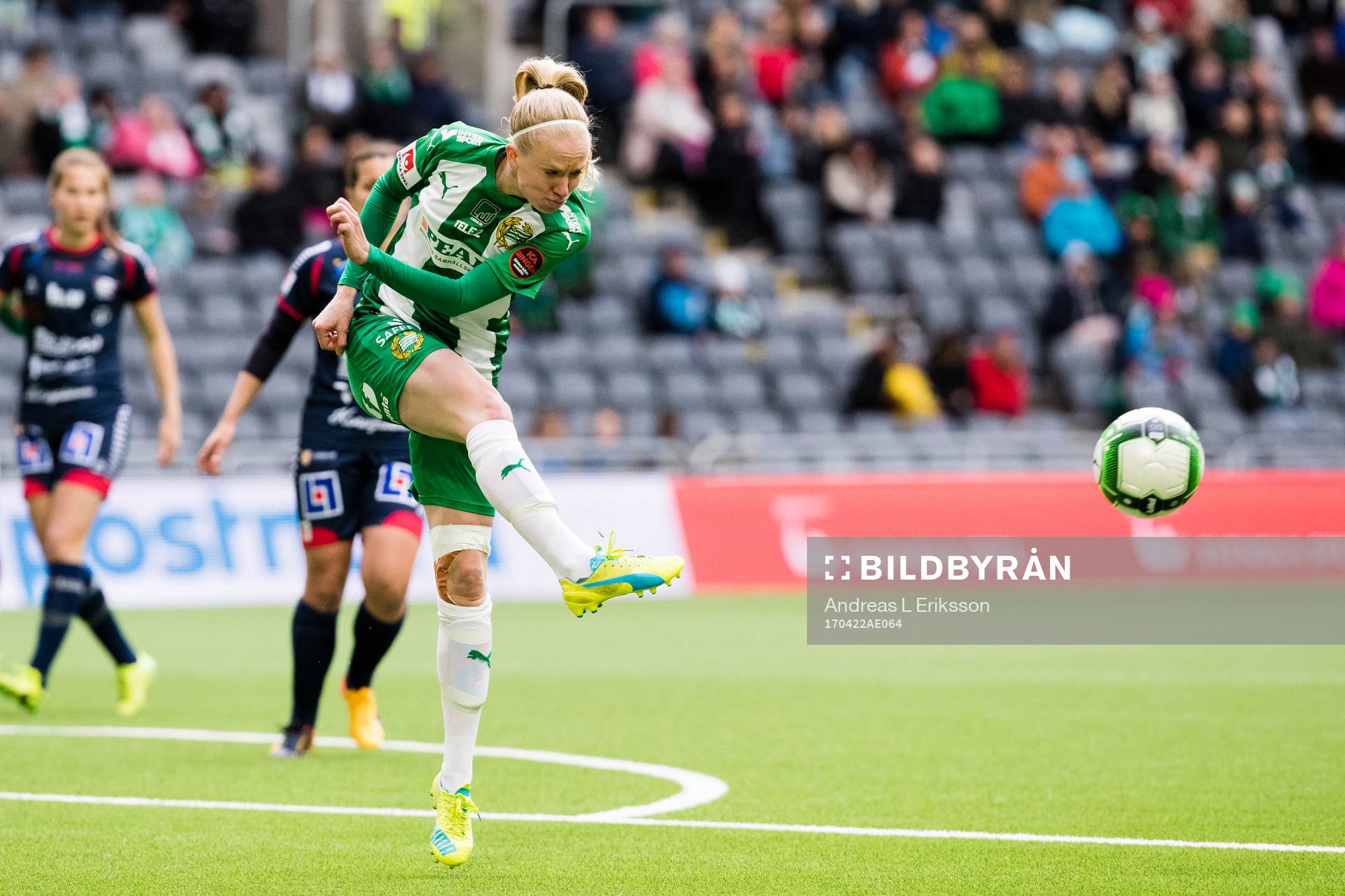 Hammarbys Cathrine Dahlström rensar undan bollen