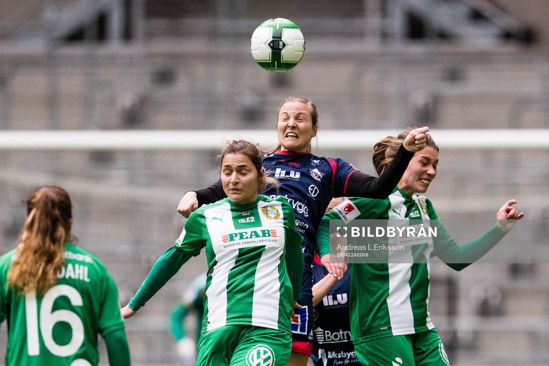 Hammarbys Sejde Abrahamsson och Kajsa Sund i en nickduell