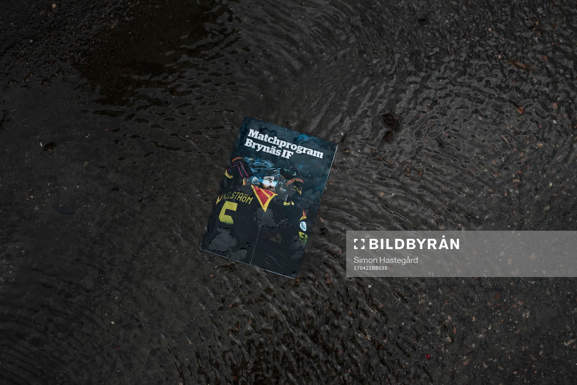Matchprogram i vattenpöl utanför Gavlerinken Arena före