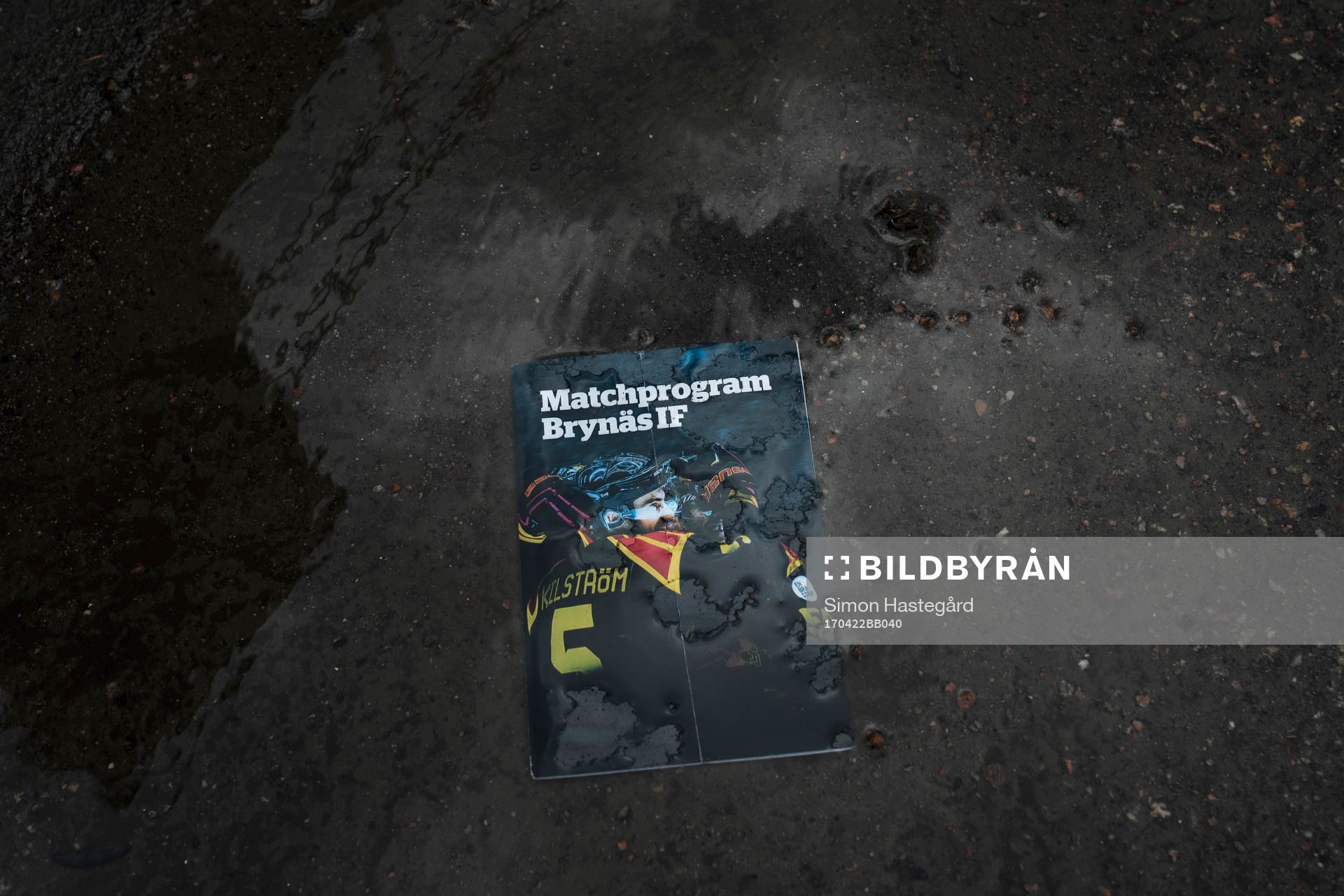 Matchprogram i vattenpöl utanför Gavlerinken Arena före
