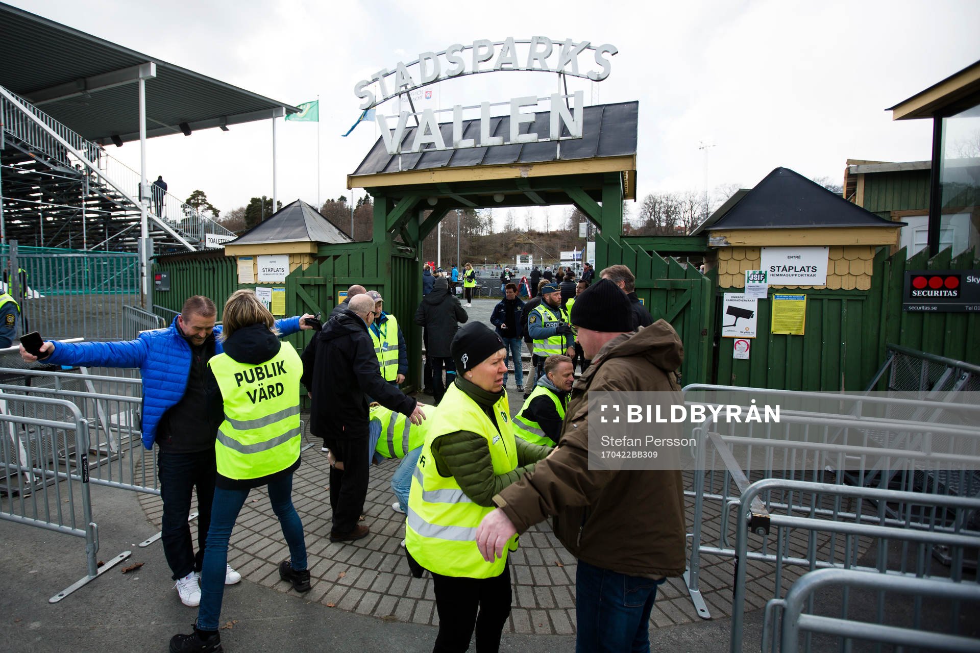 Visitering vid entrén till Stadsparksvallen