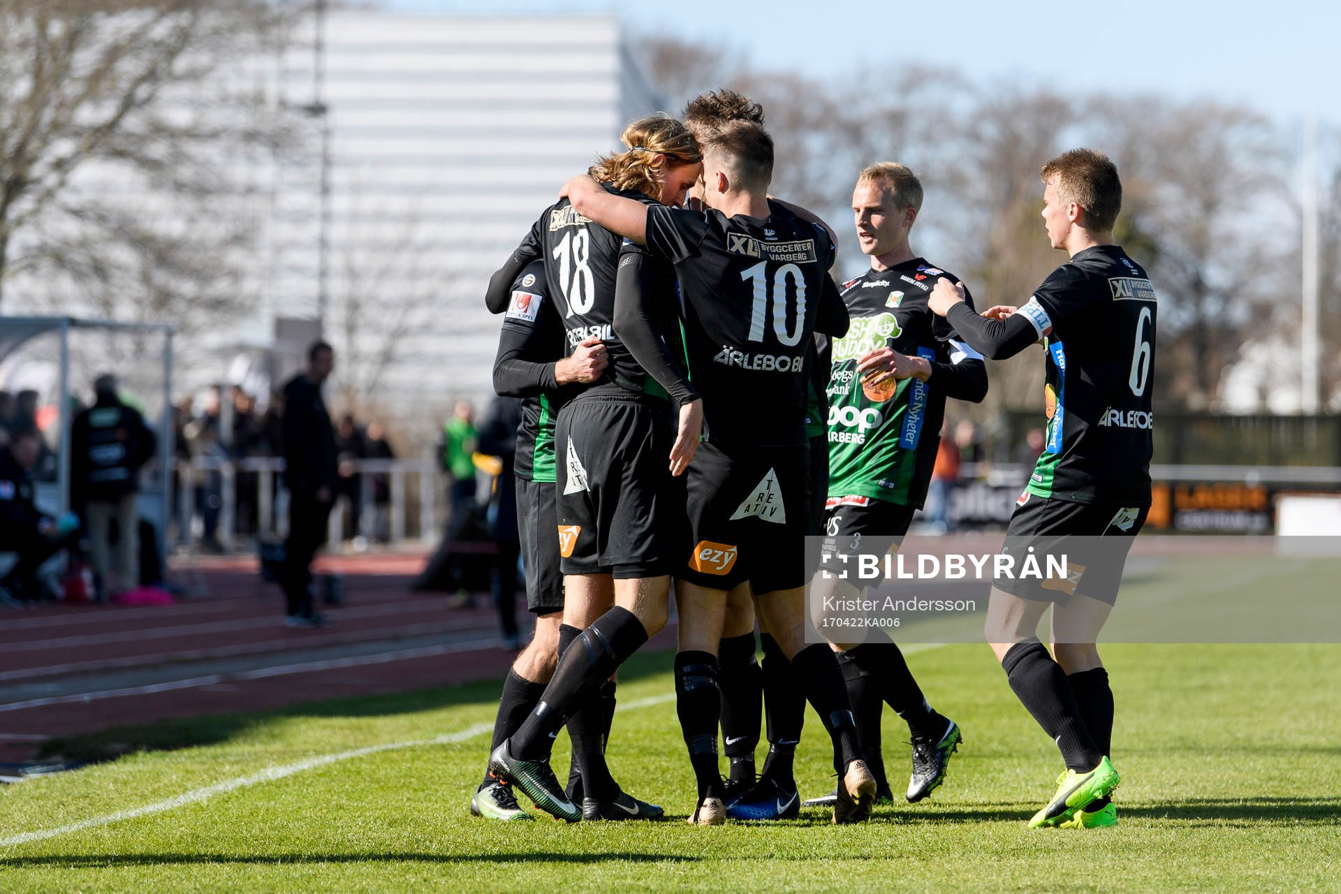 Varbergs spelare jublar efter 1-0 av Karl Söderström under fotbollsmatchen i Superettan mellan Varberg och Frej den 22 april 2017 i Varberg.