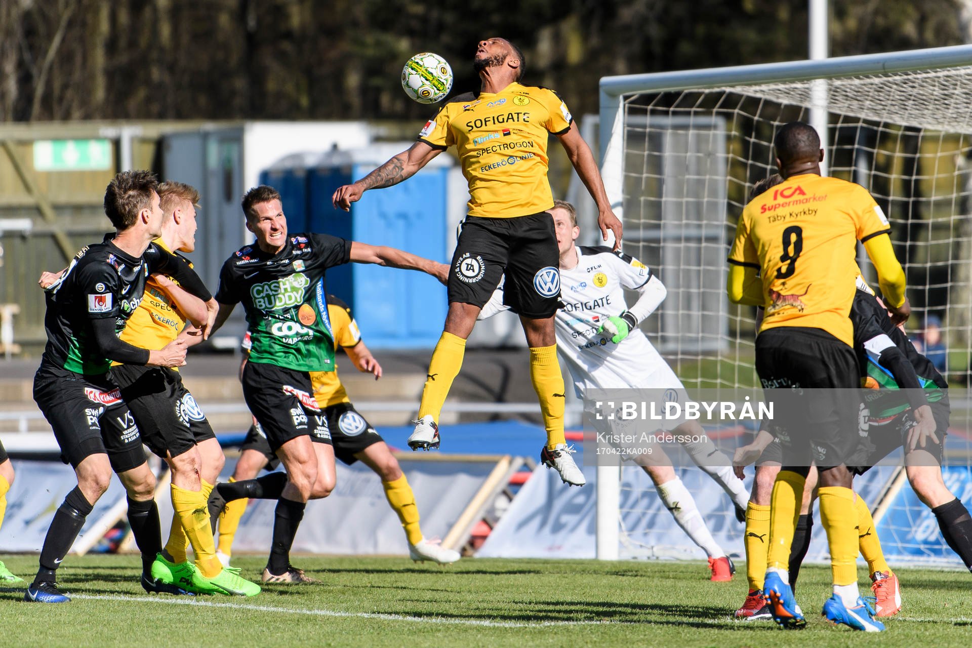 Frejs spelare försöker rensa bort bollen