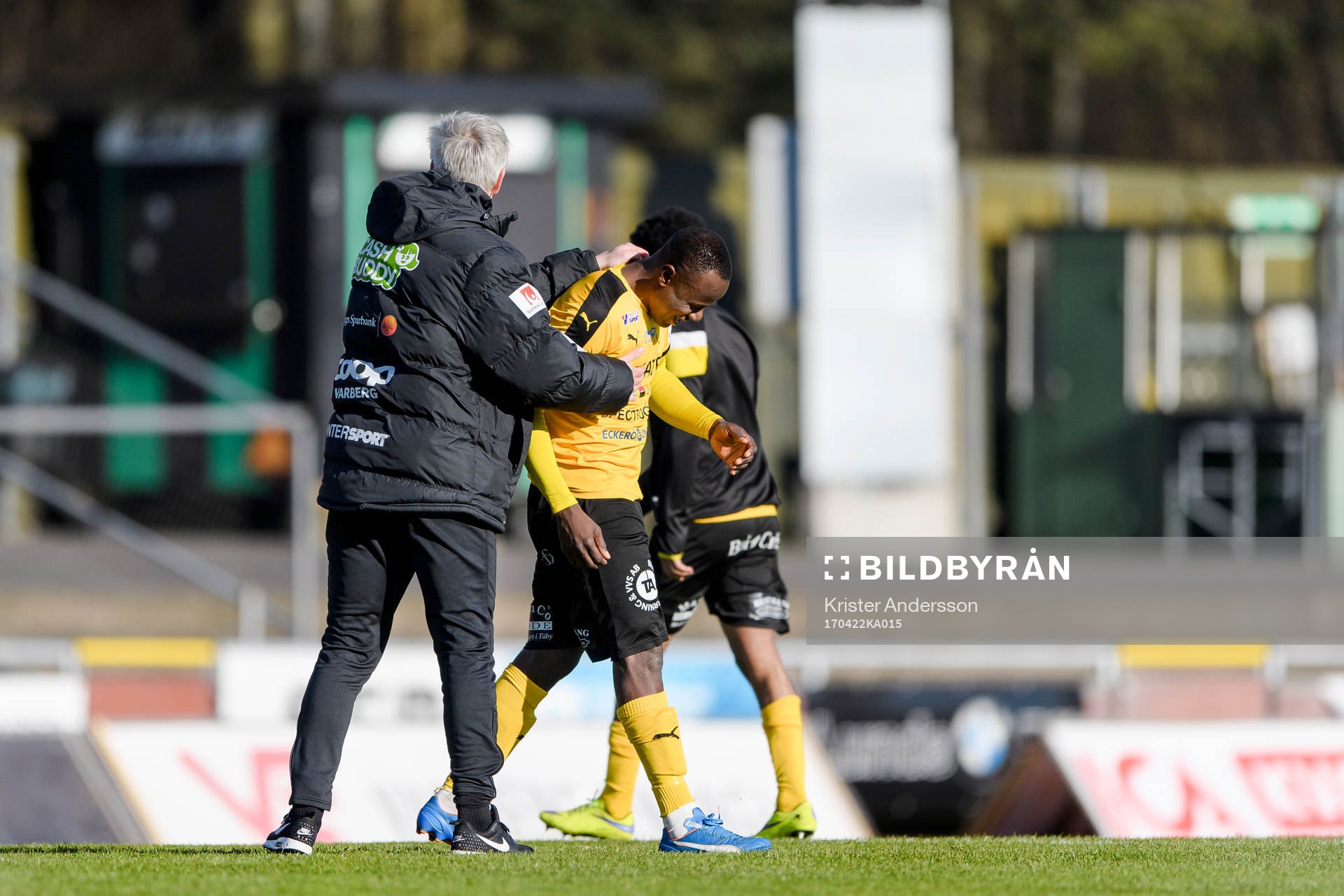 Varbergs tränare Jörgen Wålemark tackar Frejs Nsima