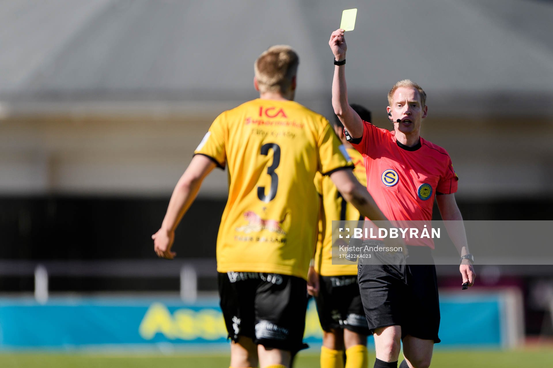 Domare Per Melin ger gult kort till Frejs Martin Falkeborn