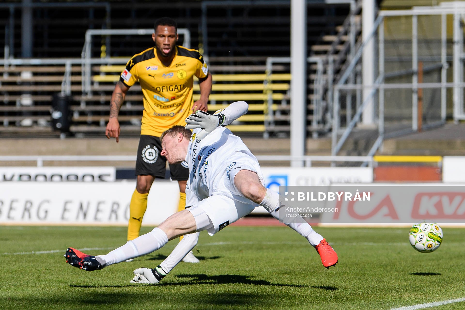 Frejs målvakt Ruben Åhman ser bollen gå in till 1-0 under fotbollsmatchen i Superettan mellan Varberg och Frej den 22 april 2017 i Varberg.
