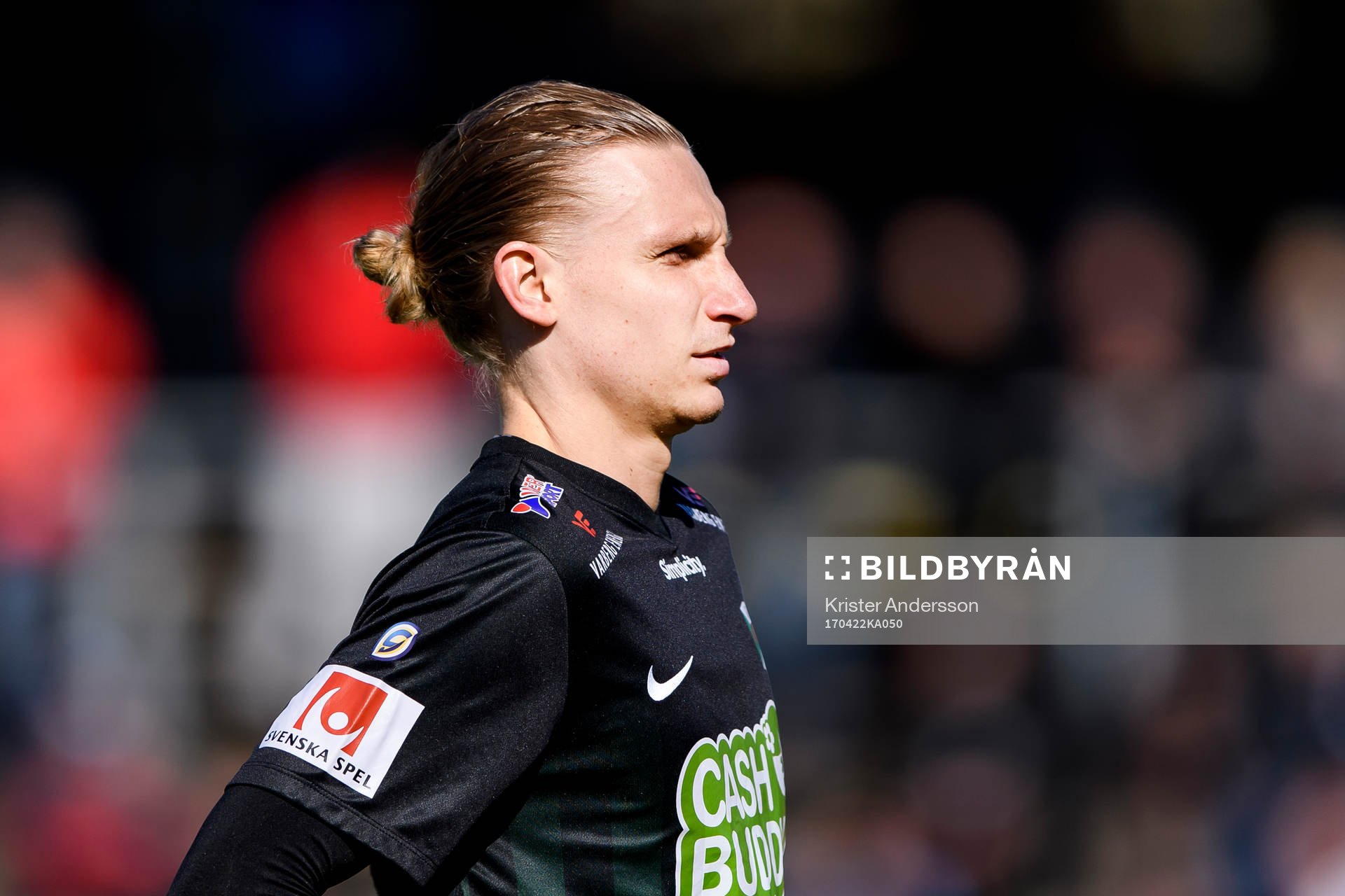 Varbergs Eric Nilsson före fotbollsmatchen i Superettan