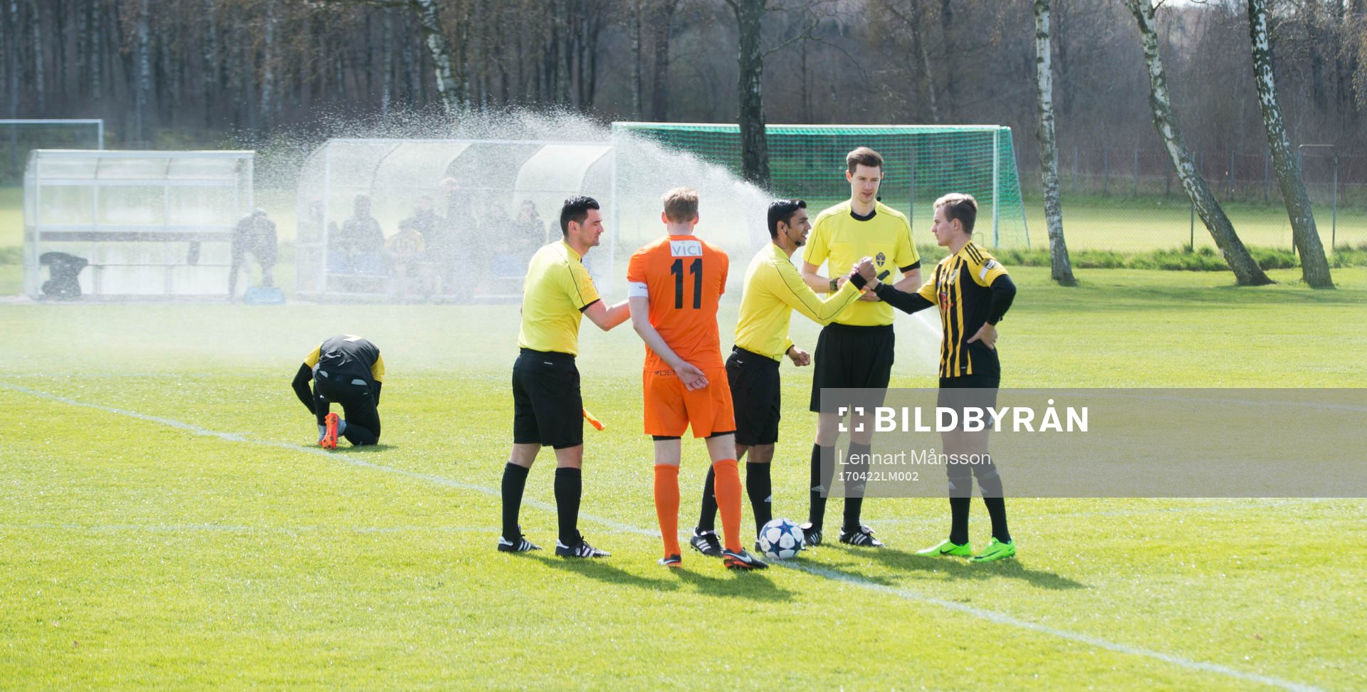 Lagkaptenerna hälsar på domartrion i matchen i division 2