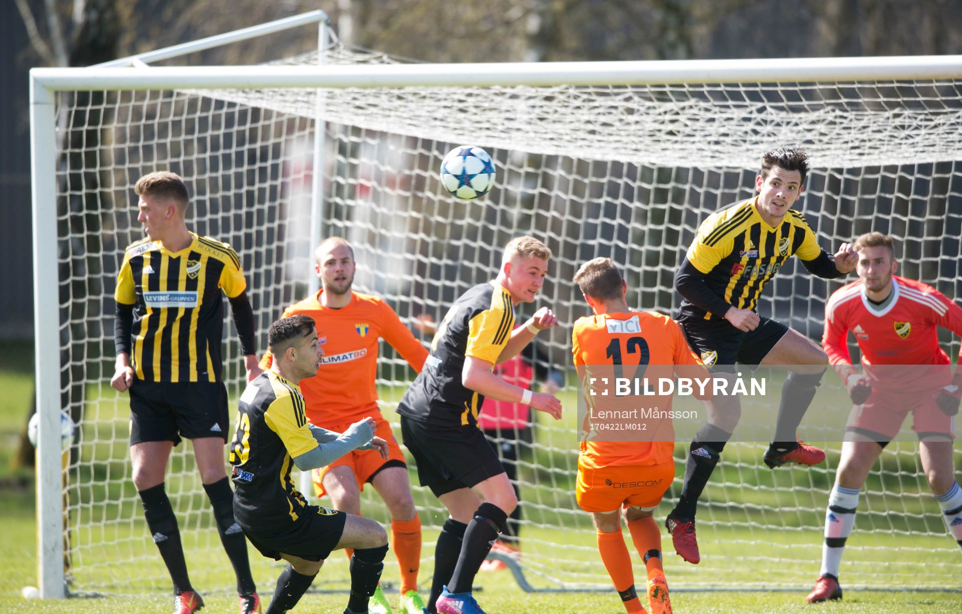 IFK Hässleholms Linus Svensson och Egzon Ademi i matchen i