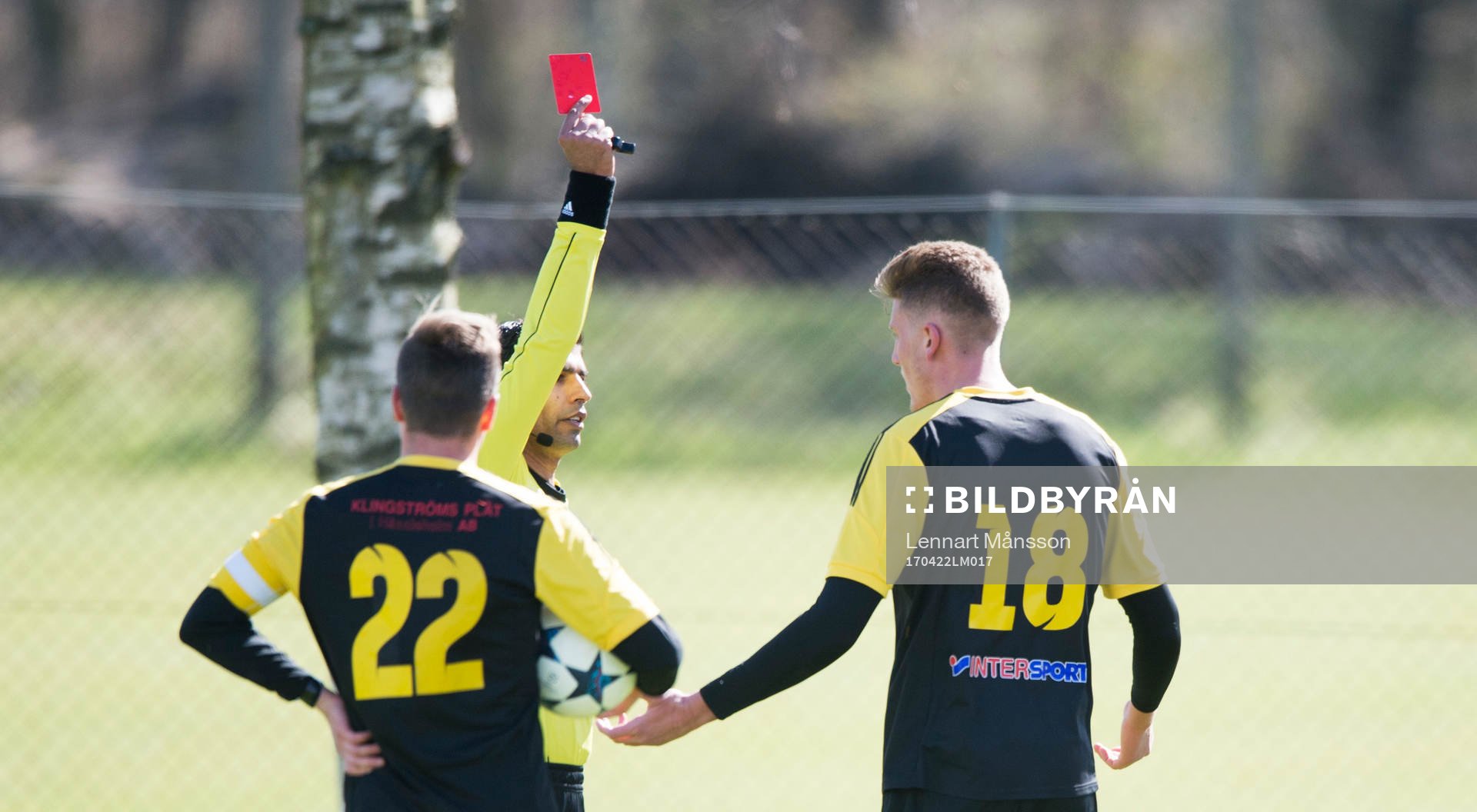 IFK Hässleholms Muhammed Resulovic får rött kort och
