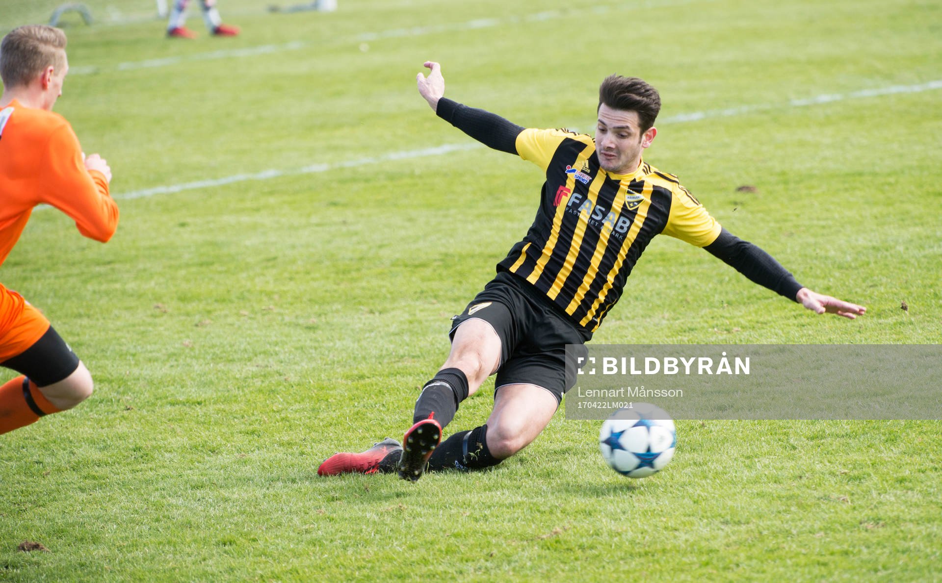 IFK Hässleholms Egzon Ademi i matchen i division 2 mellan