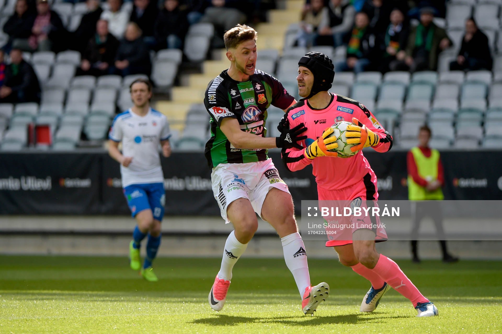GAIS Alibek Aliev och Helsingborgs målvakt Matt Pyzdrowski