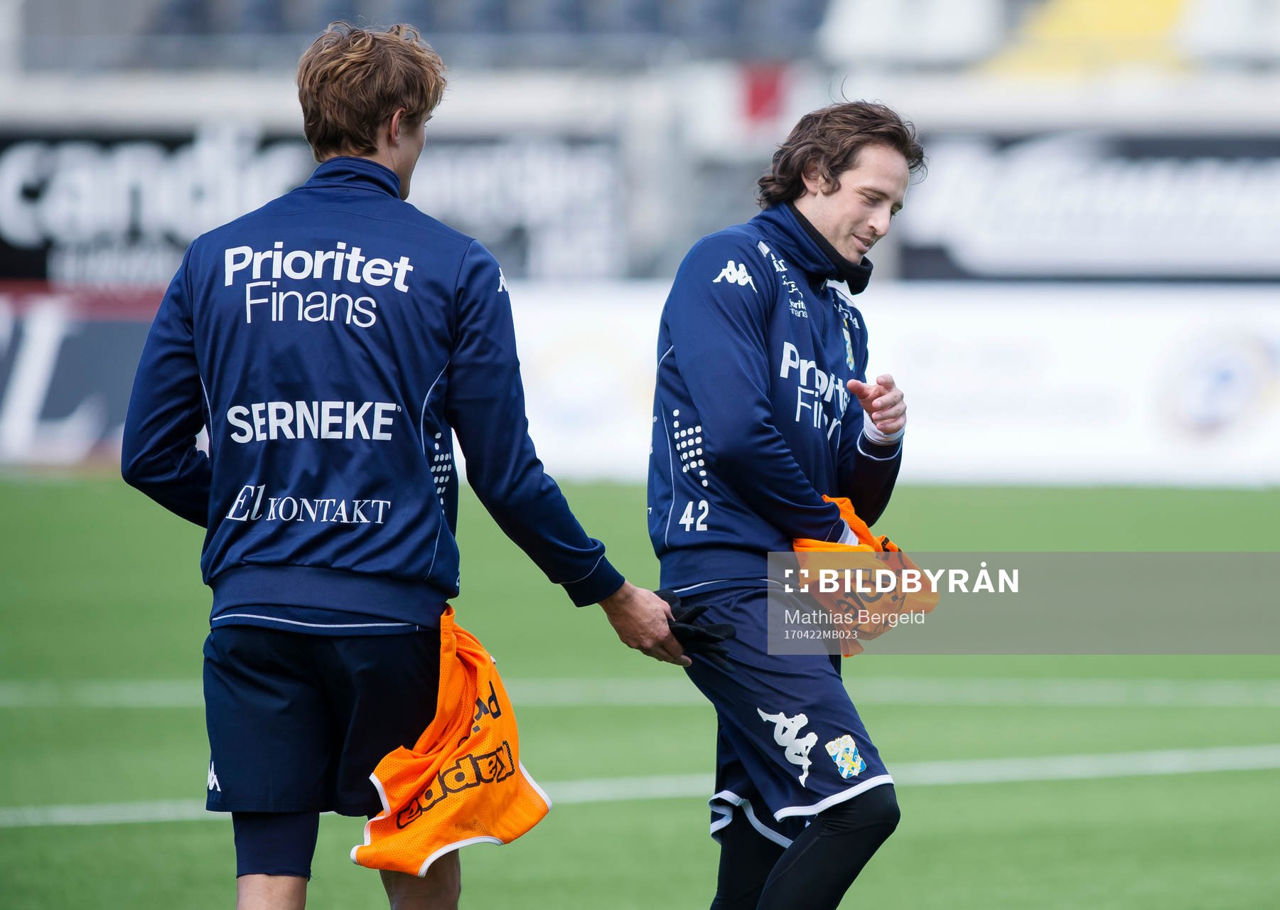 Thomas Rogne ger en väst till Mikkel Diskerud