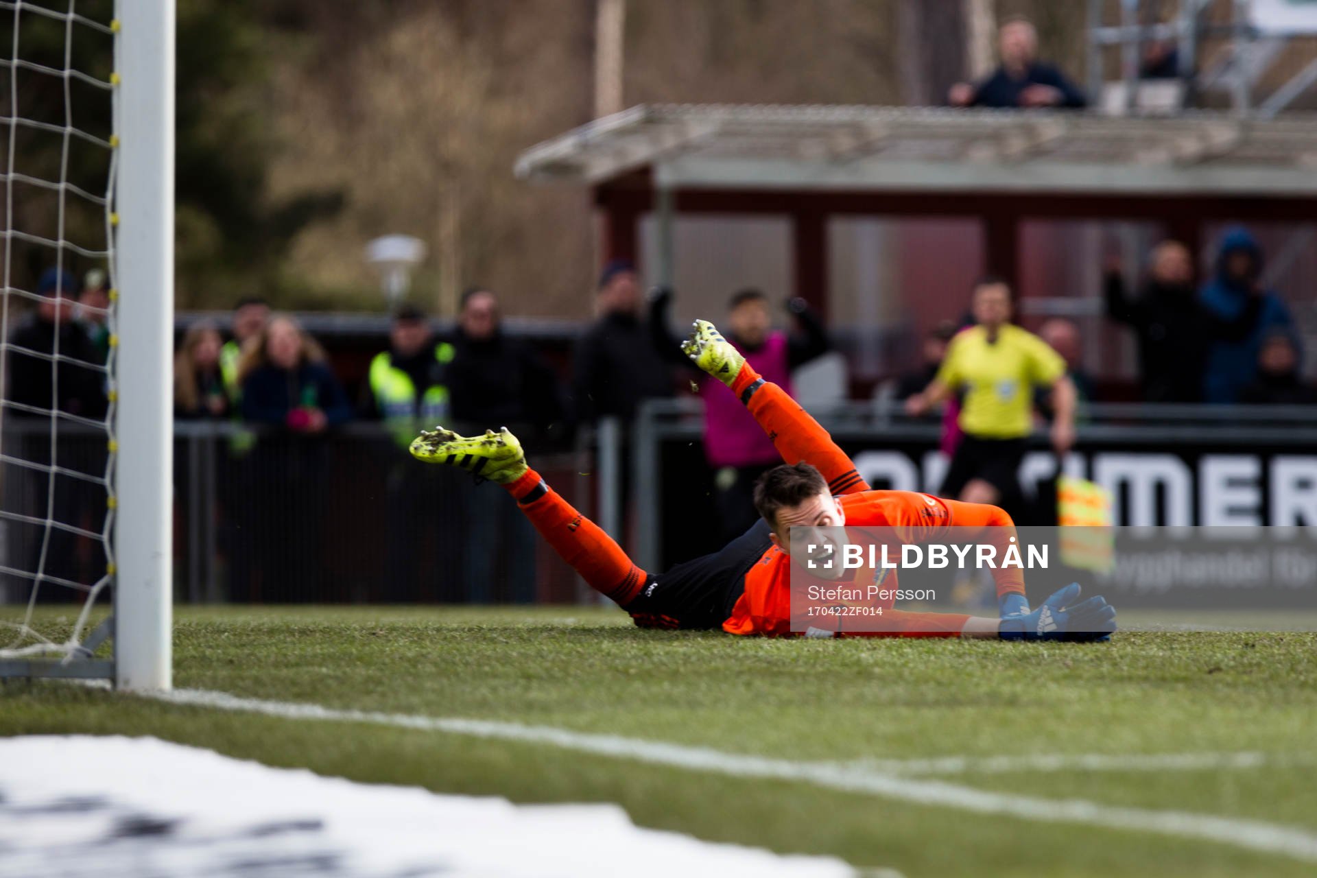 s målvakt Oscar Linnér släpper in mål till 2-1