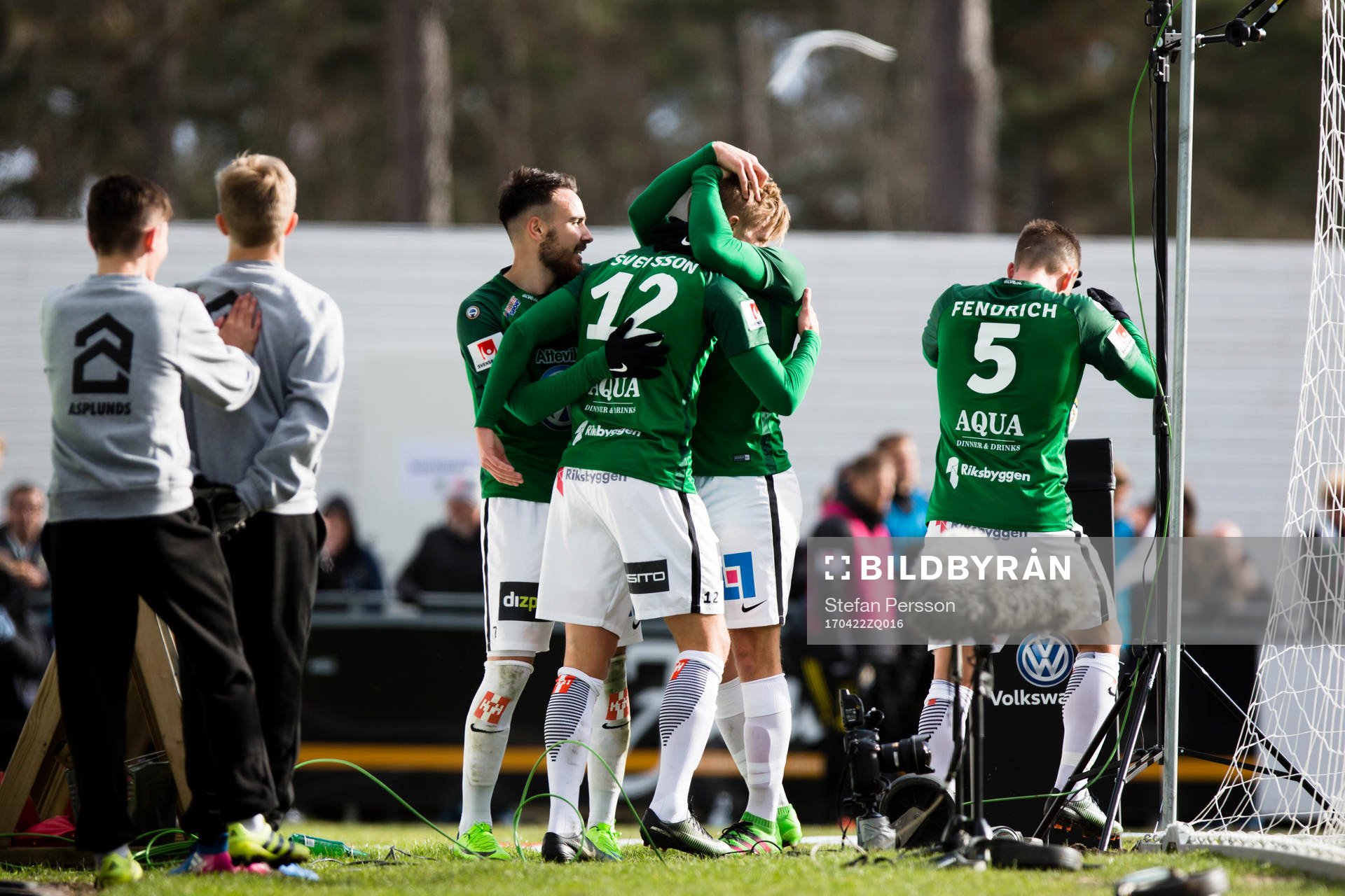 Jönköping jublar efter att Jesper Svensson har gjort 2-1 under fotbollsmatchen i Allsvenskan mellan Jönköping och AIK den 22 april 2017 i Jönköping.