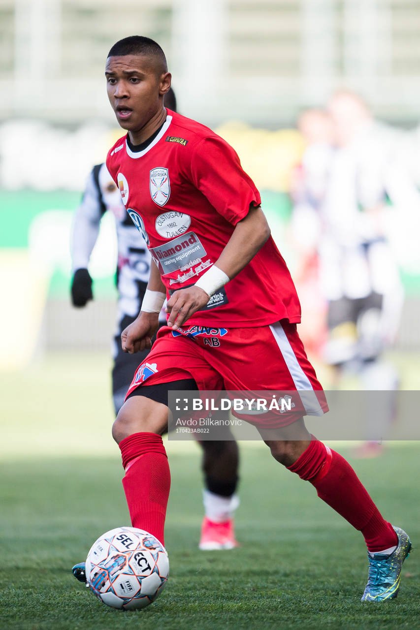 Assyriska Daniel Albano Neves under fotbollsmatchen i Division 1 Södra mellan Landskrona och Assyriska den 23 april 2017 i Landskrona.