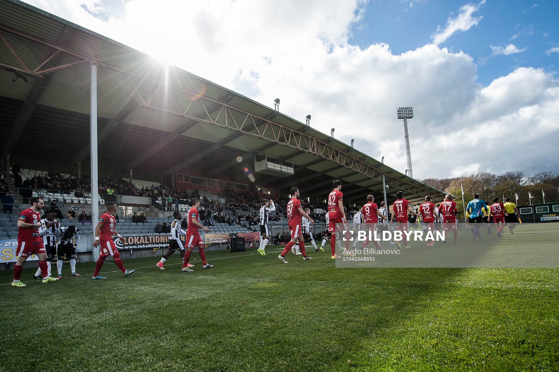 Landskronas och Assyriska spelare gör entré på