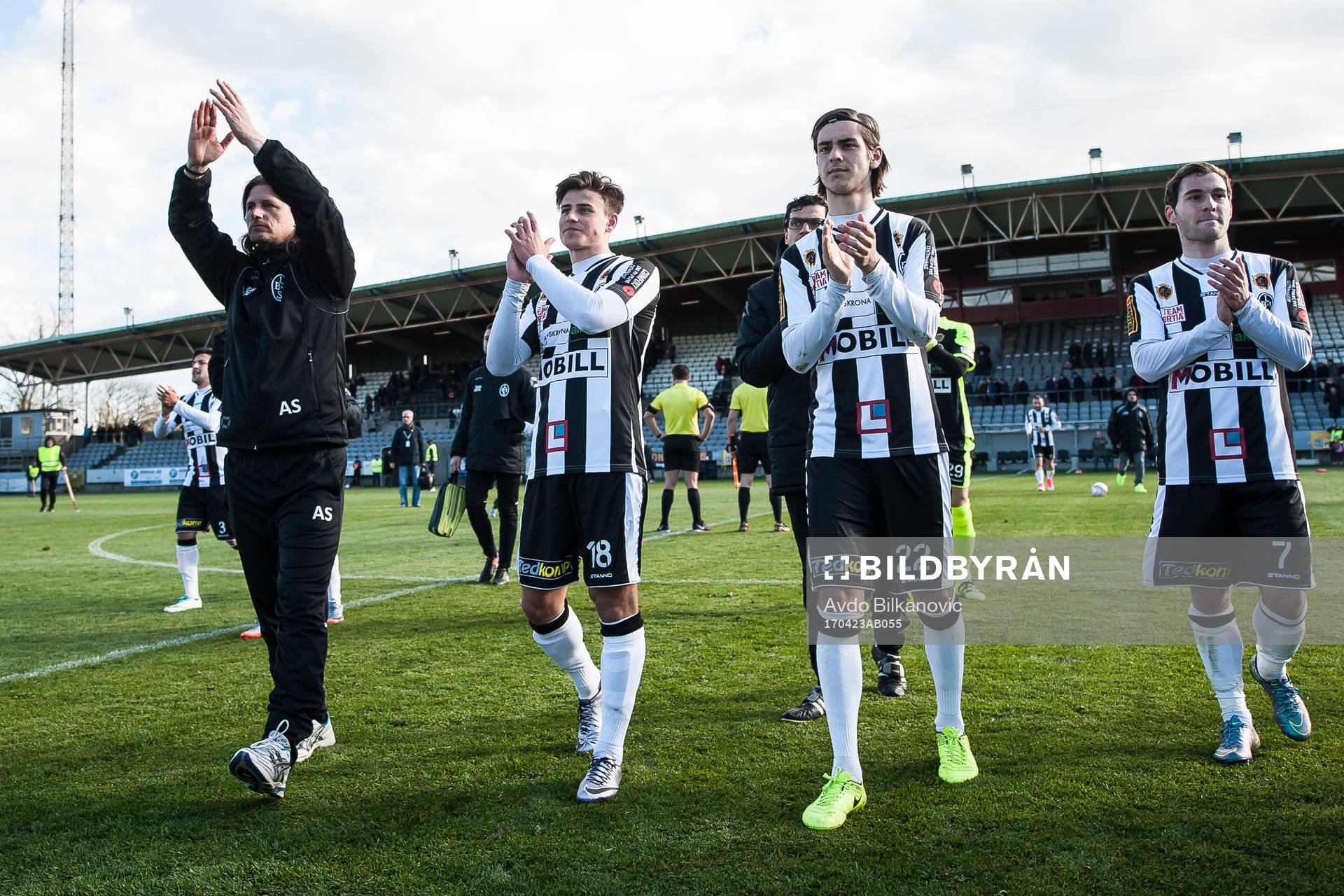 Landskronas tränare Agim Sopi och spelare tackar publiken