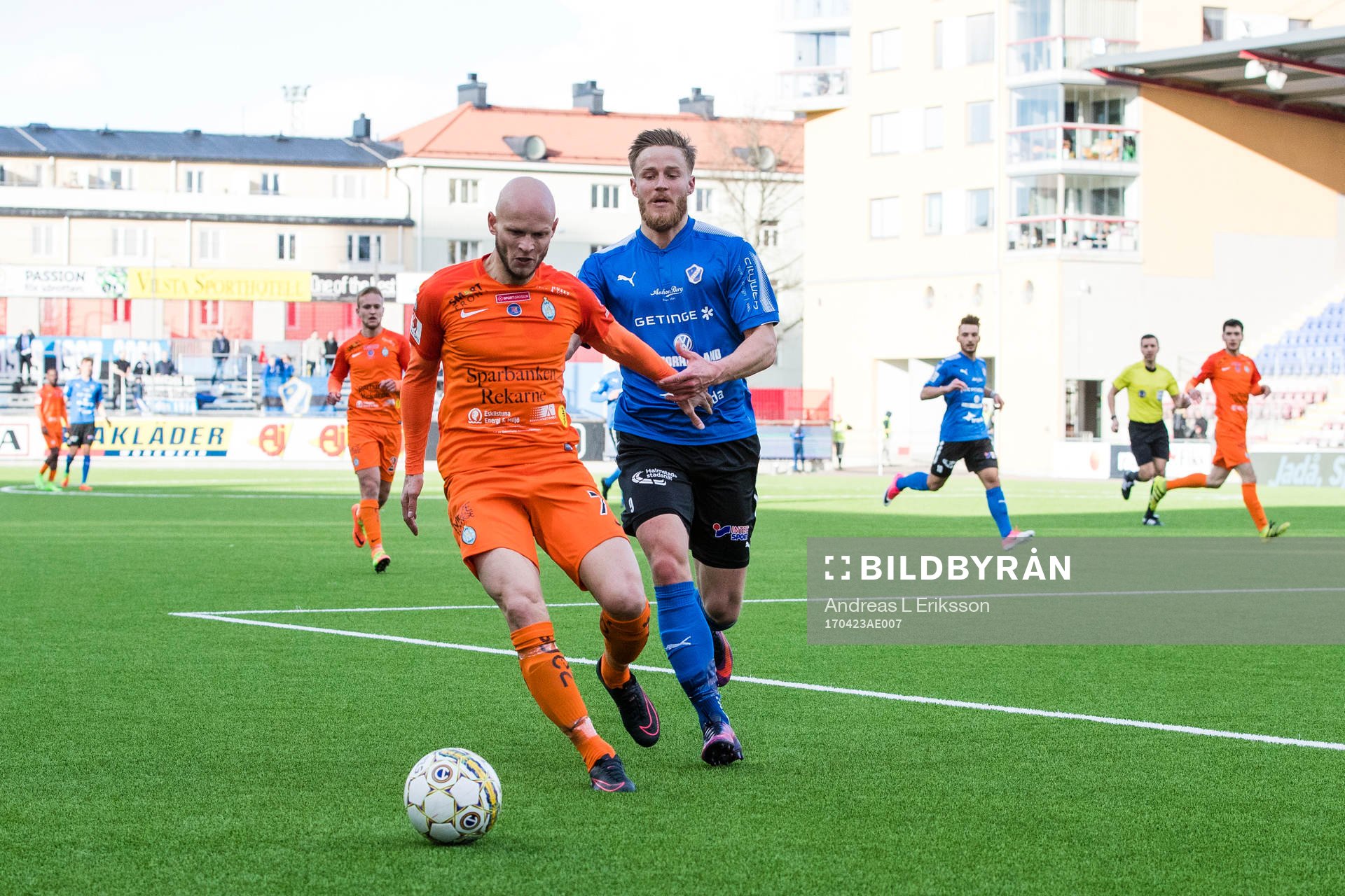 AFC Eskilstunas Zourab Tsisaridze i kamp om bollen med