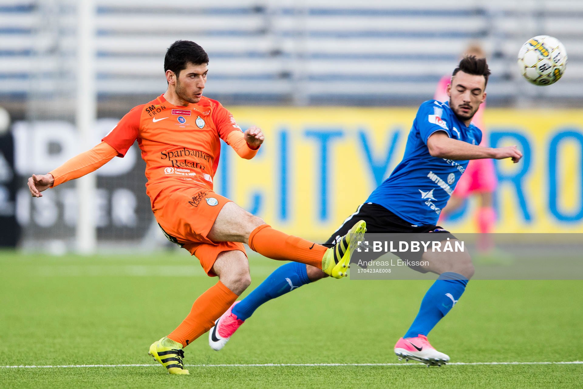 AFC Eskilstunas Ansel Raskaj och Halmstads Sead Haksabanovic