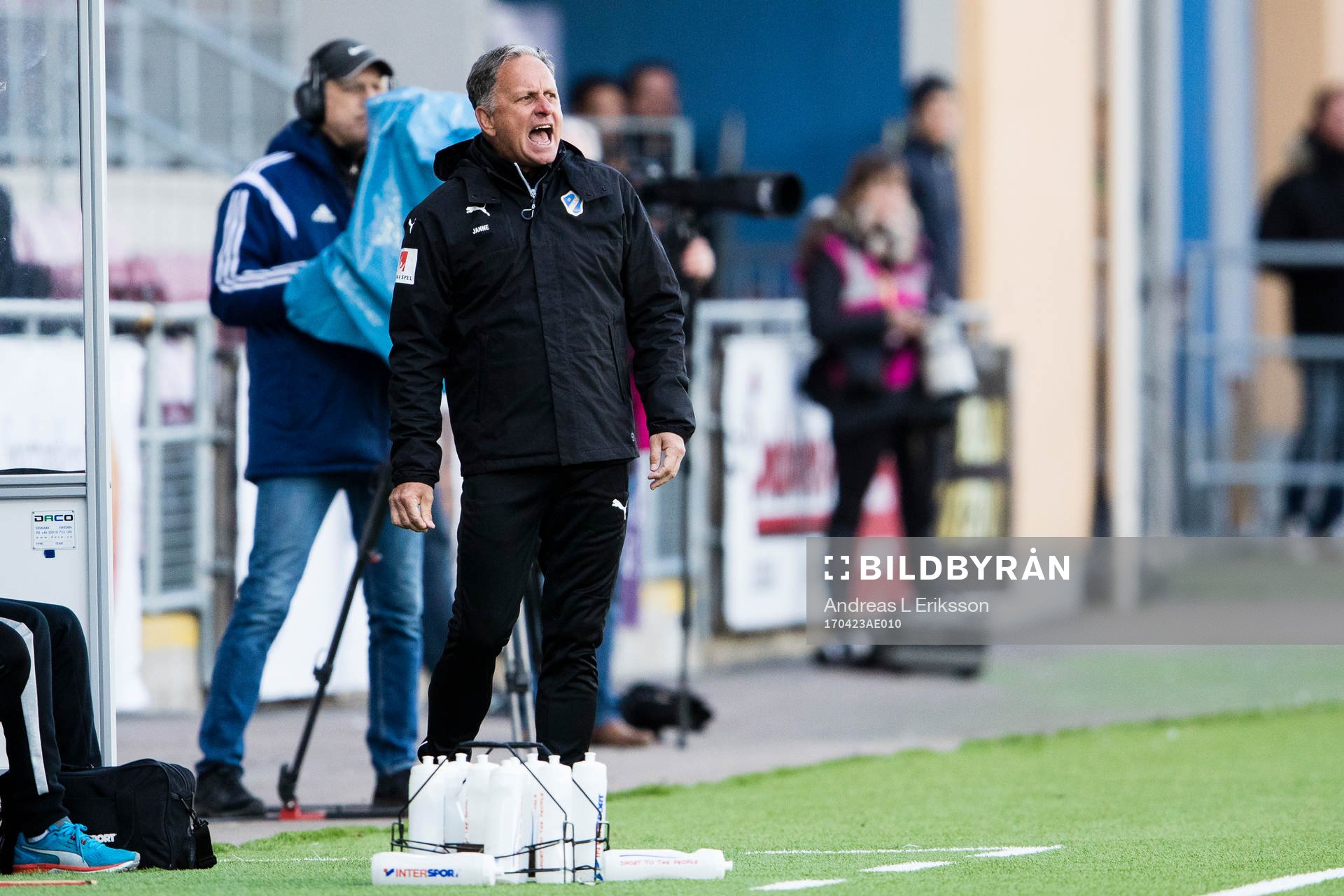 Halmstads tränare Jan Jönsson under fotbollsmatchen i Allsvenskan mellan AFC Eskilstuna och Halmstad den 23 april 2017 i Eskilstuna.