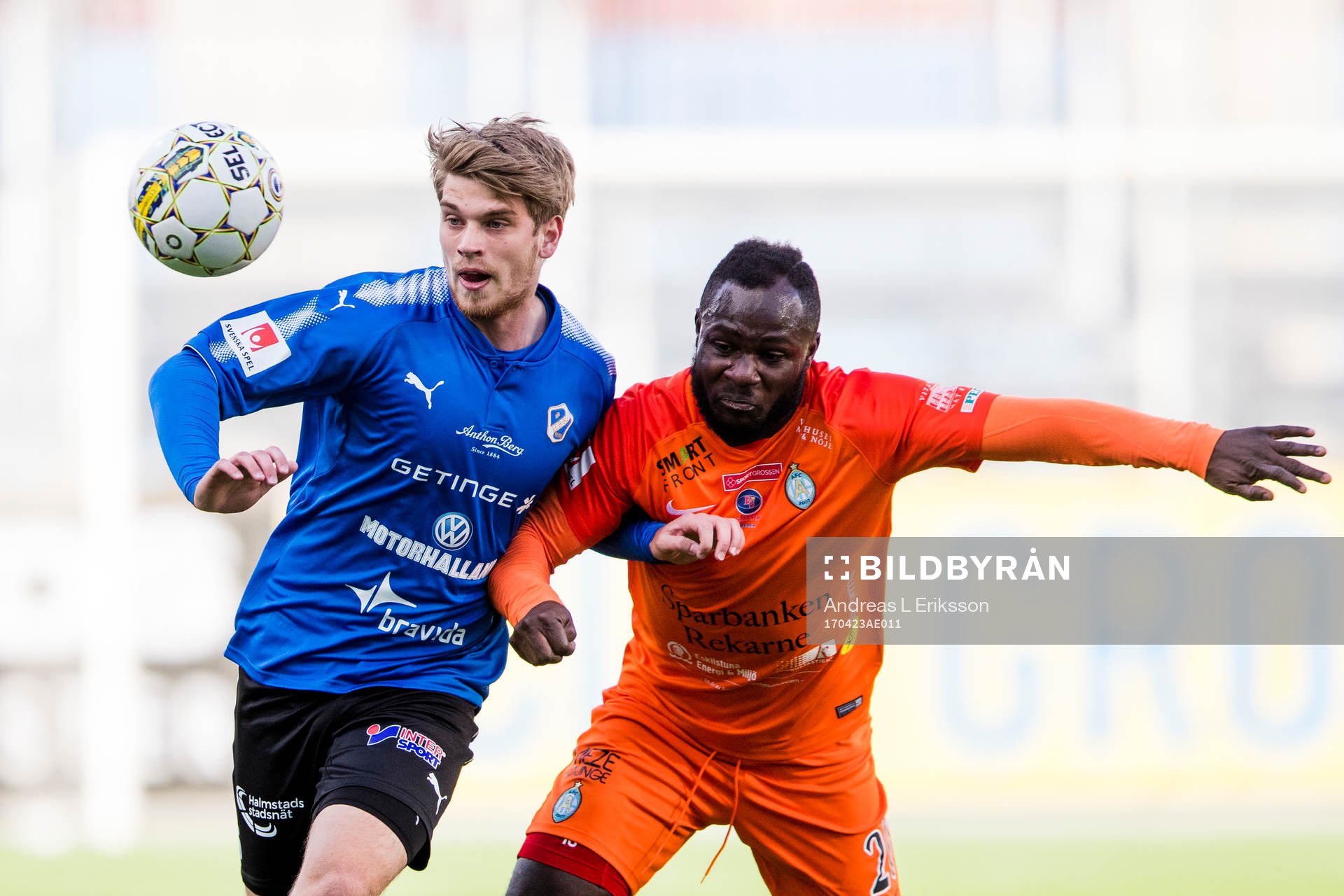 Halmstads Marcus Mathisen i kamp om bollen med AFC
