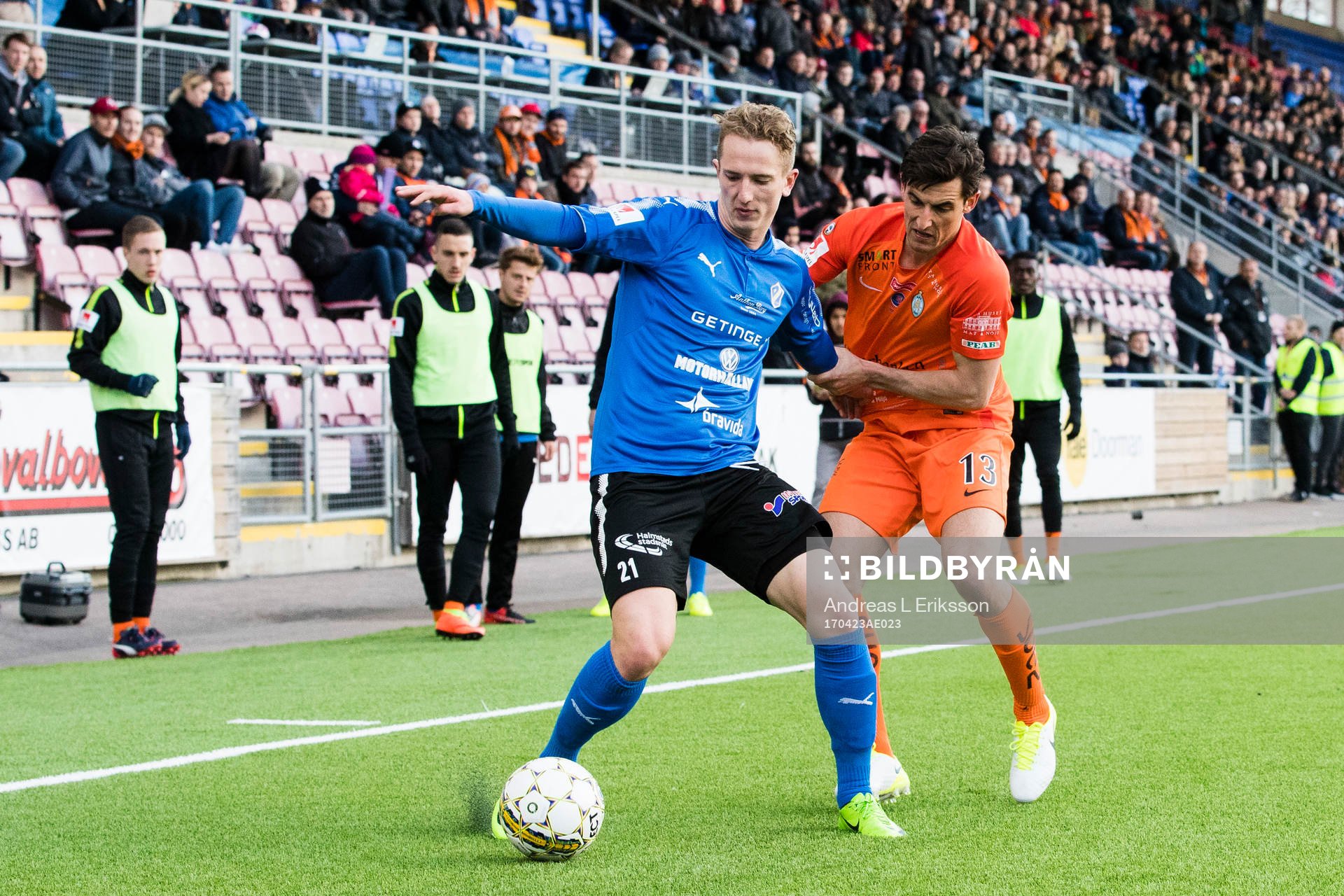 Halmstads Andreas Bengtsson i kamp om bollen med AFC