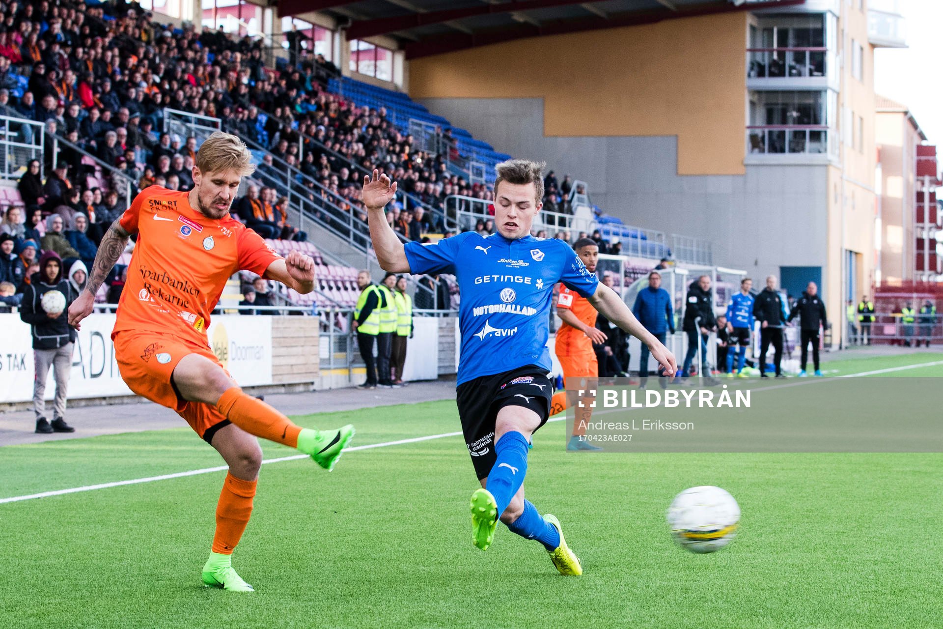 AFC Eskilstunas Daniel Björnquist med ett inlägg förbi
