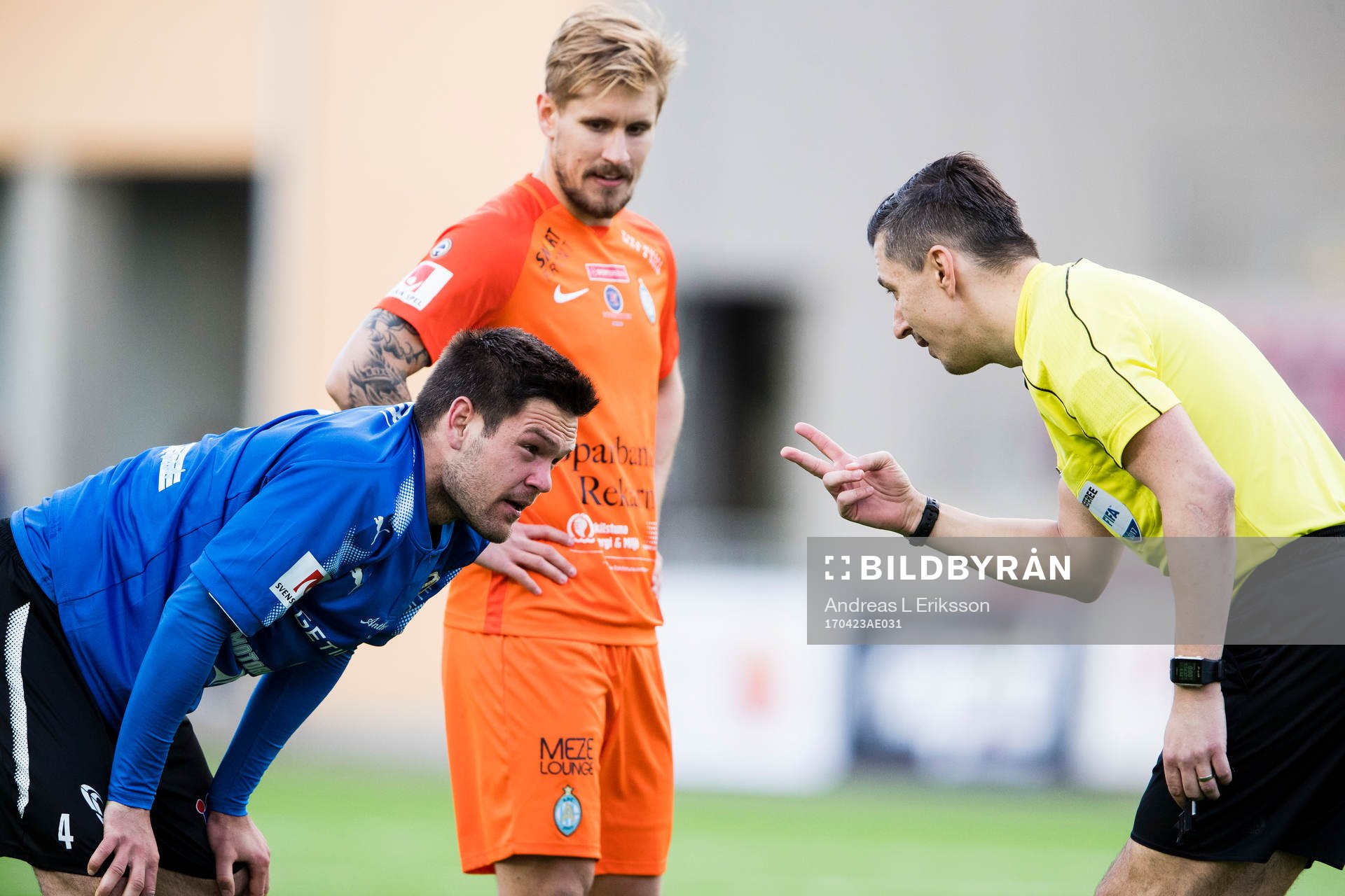 AFC Eskilstunas Daniel Björnquist ser på när Domare
