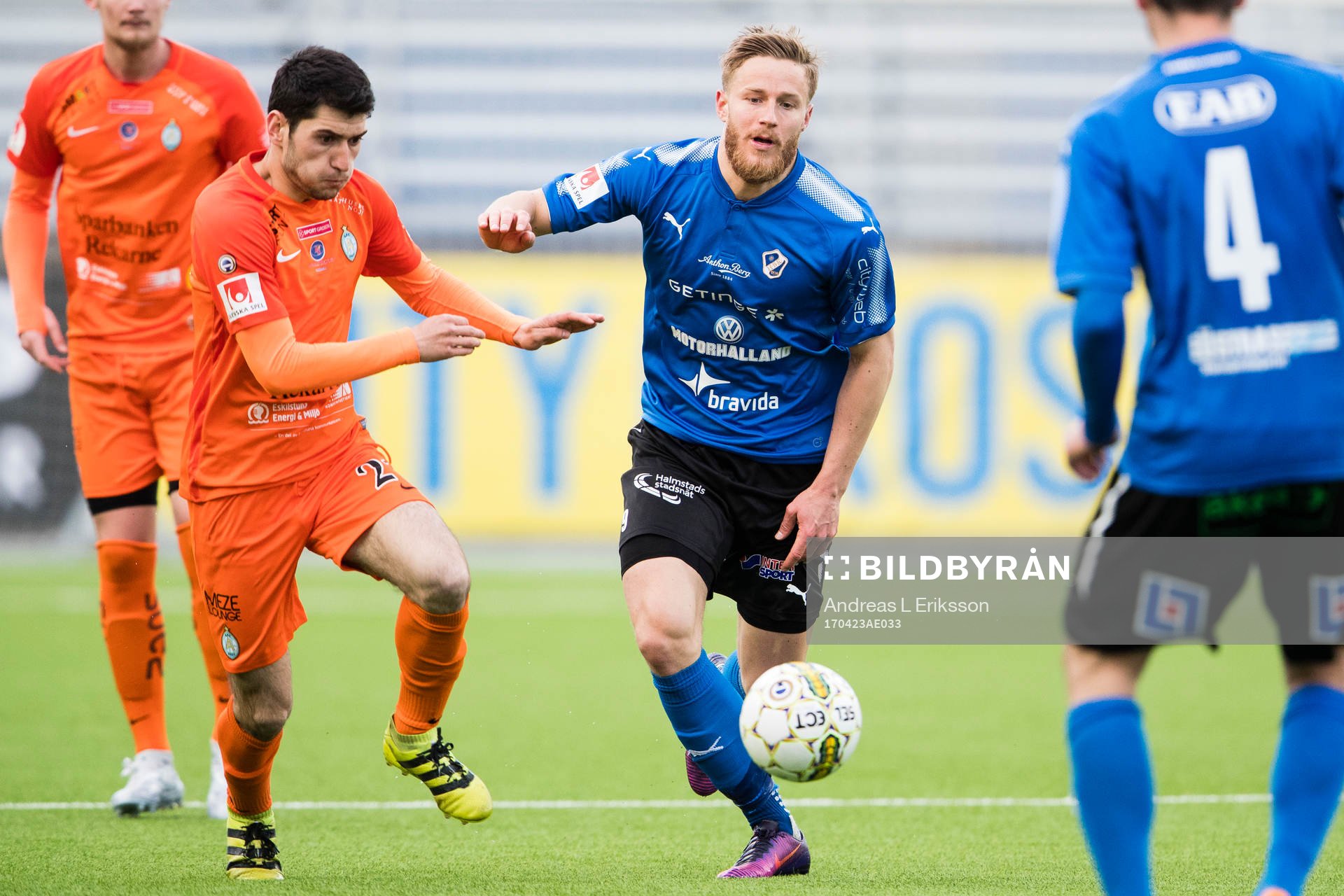 AFC Eskilstunas Ansel Raskaj i kamp om bollen med Halmstads
