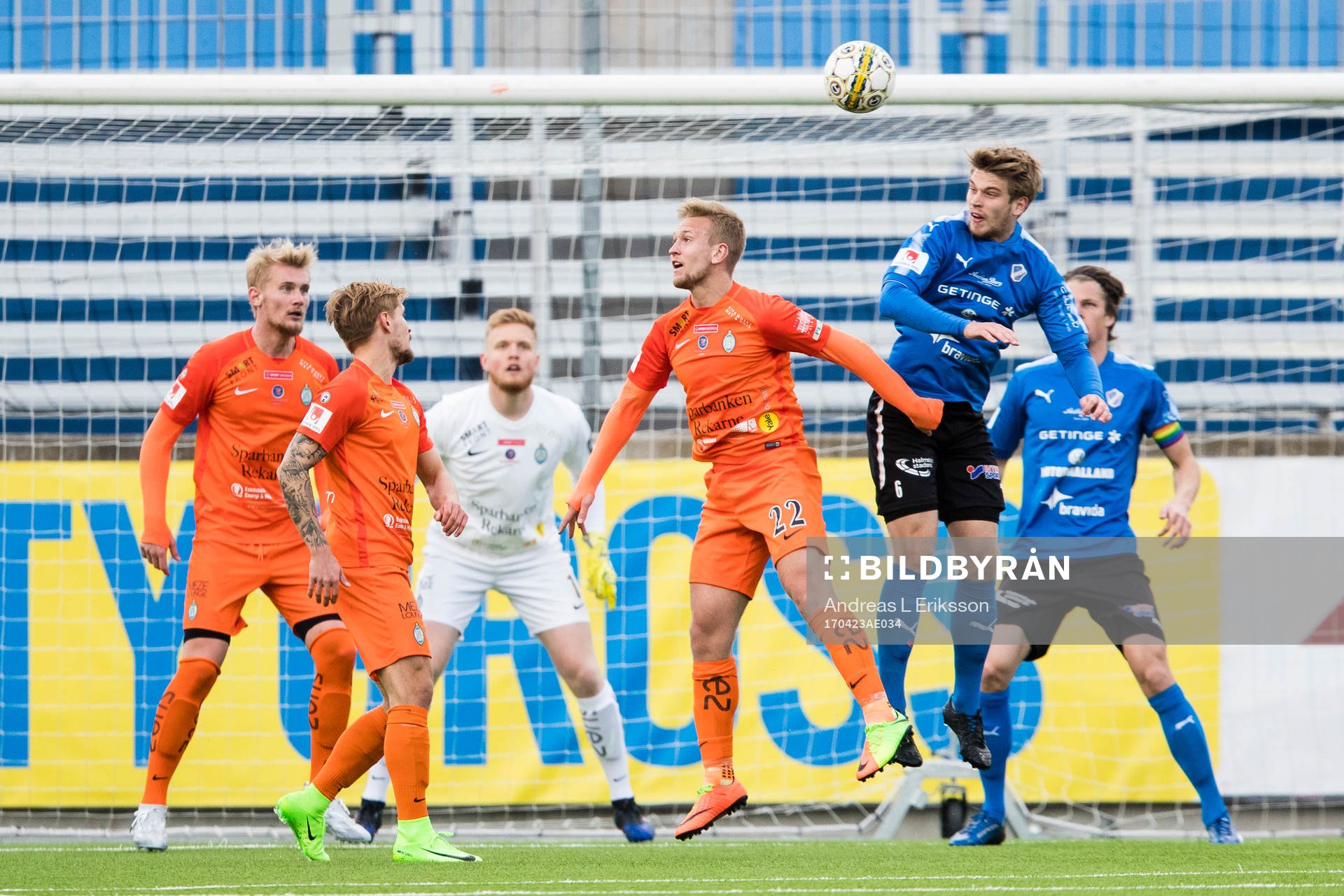 AFC Eskilstunas Alexander Michel i en nickduell med