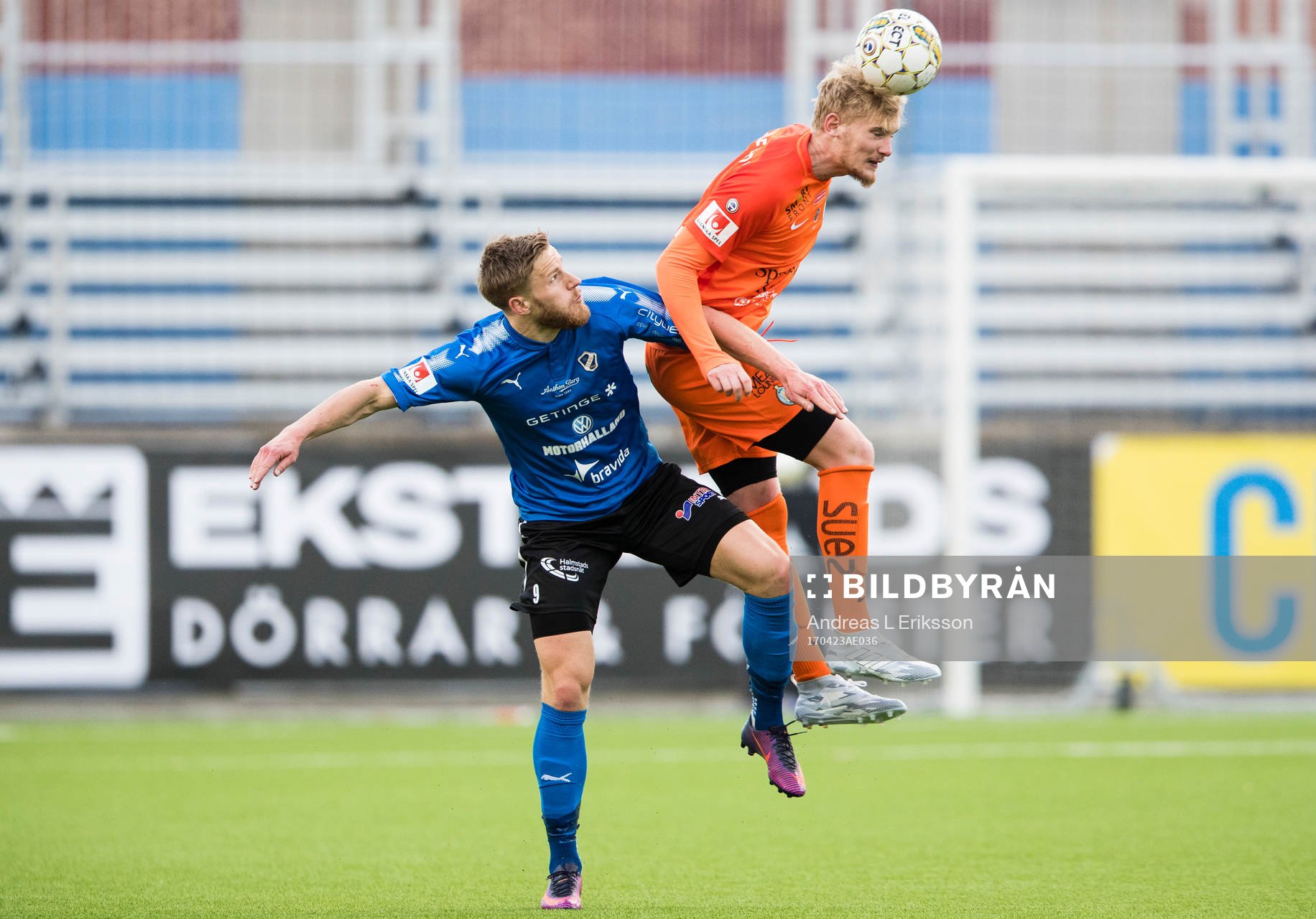 Halmstads Alexander Ruud Tveter i en nickduell med AFC