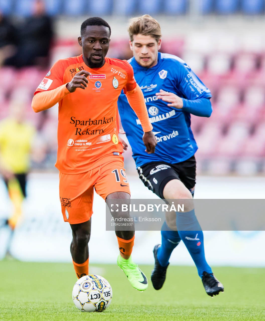 AFC Eskilstunas Mohamed Buya Turay jagas av Halmstads