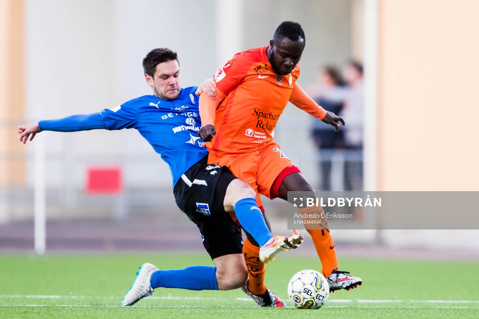Halmstads Ivo Pekalski i kamp om bollen med AFC Eskilstunas