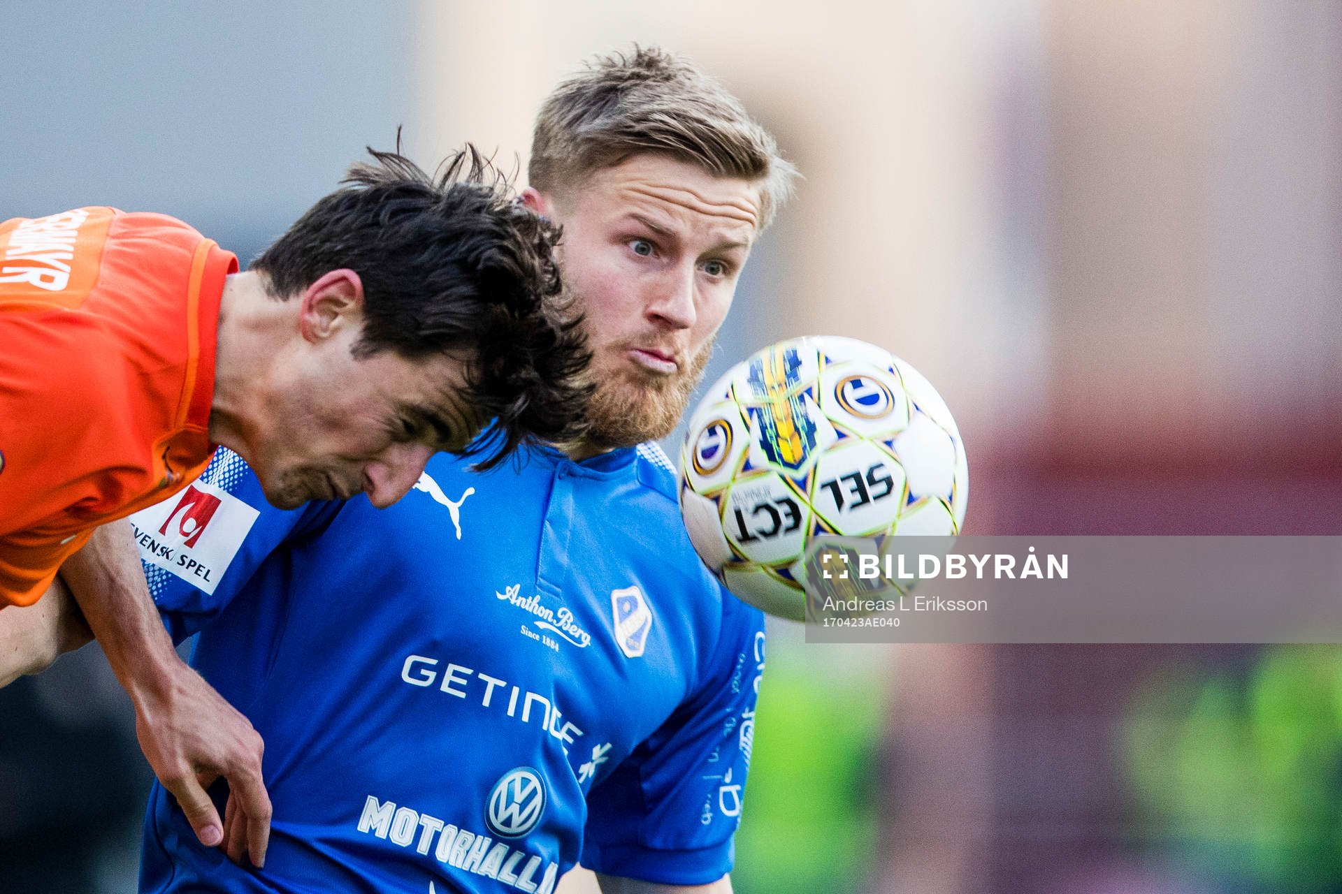 AFC Eskilstunas Thomas Piermayr i en nickduell med