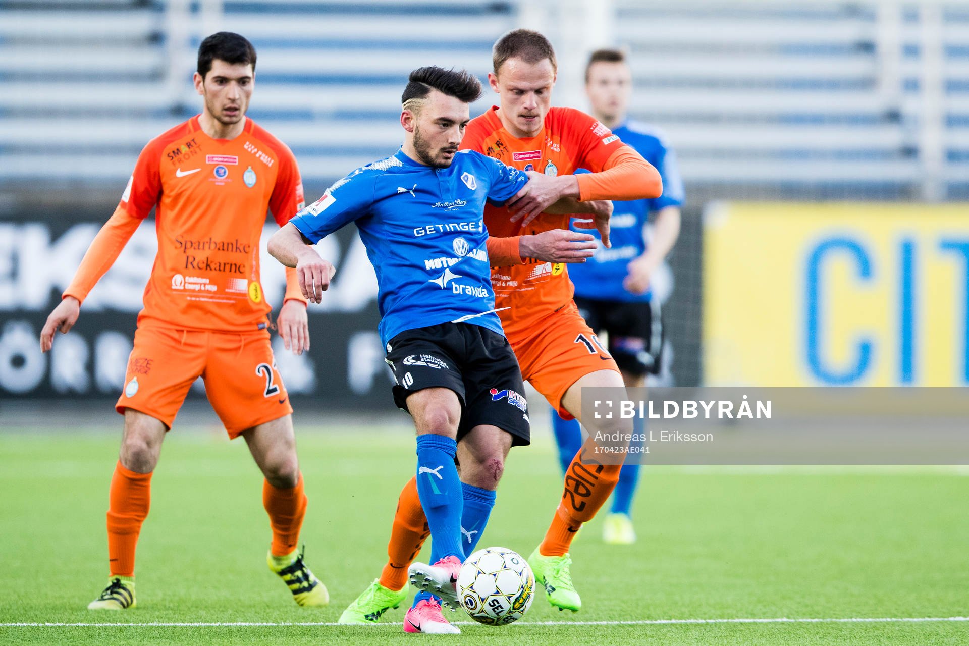 Halmstads Sead Haksabanovic i kamp om bollen med AFC