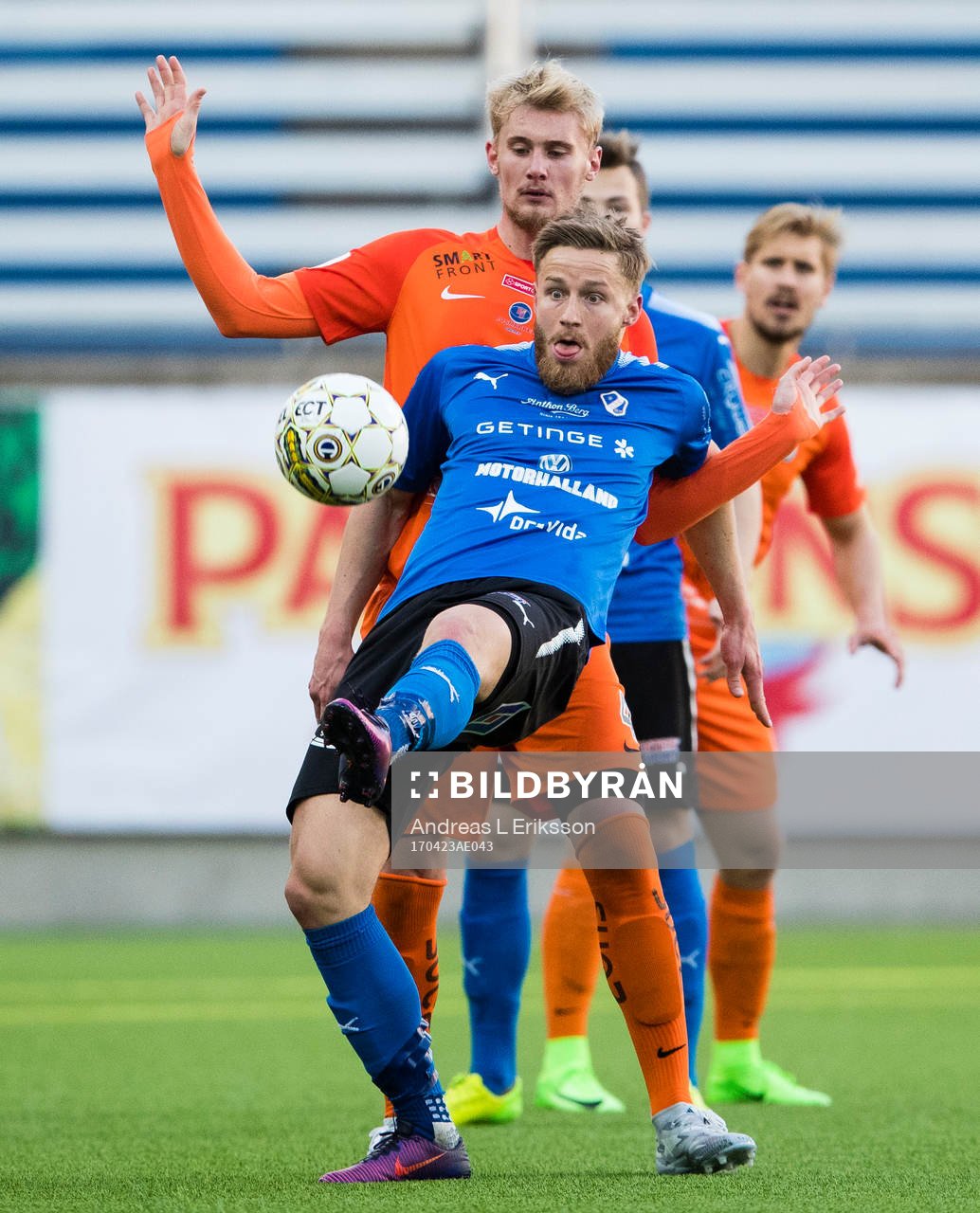 Halmstads Alexander Ruud Tveter i kamp om bollen med AFC
