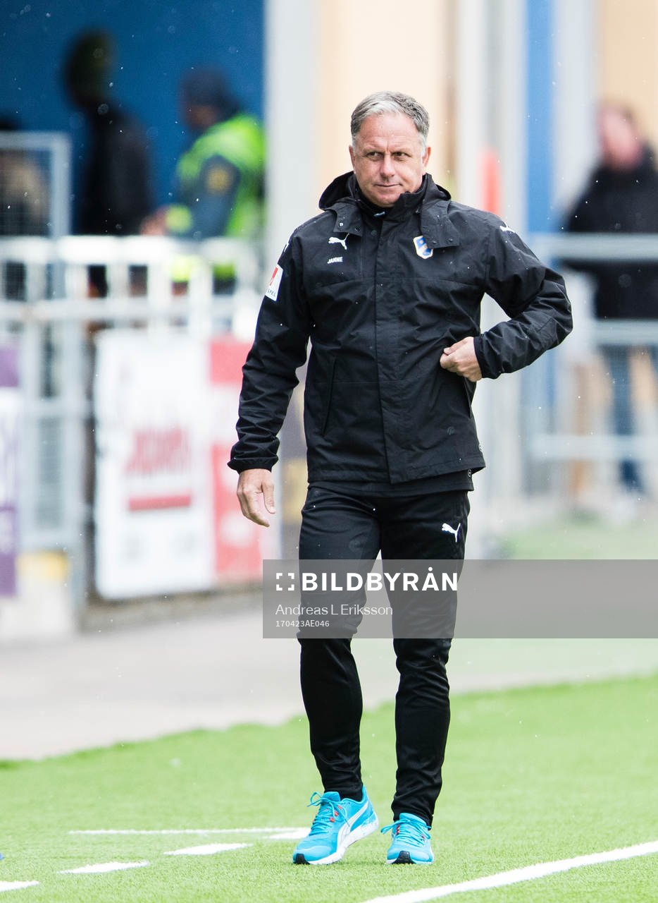 Halmstads tränare Jan Jönsson under fotbollsmatchen i Allsvenskan mellan AFC Eskilstuna och Halmstad den 23 april 2017 i Eskilstuna.