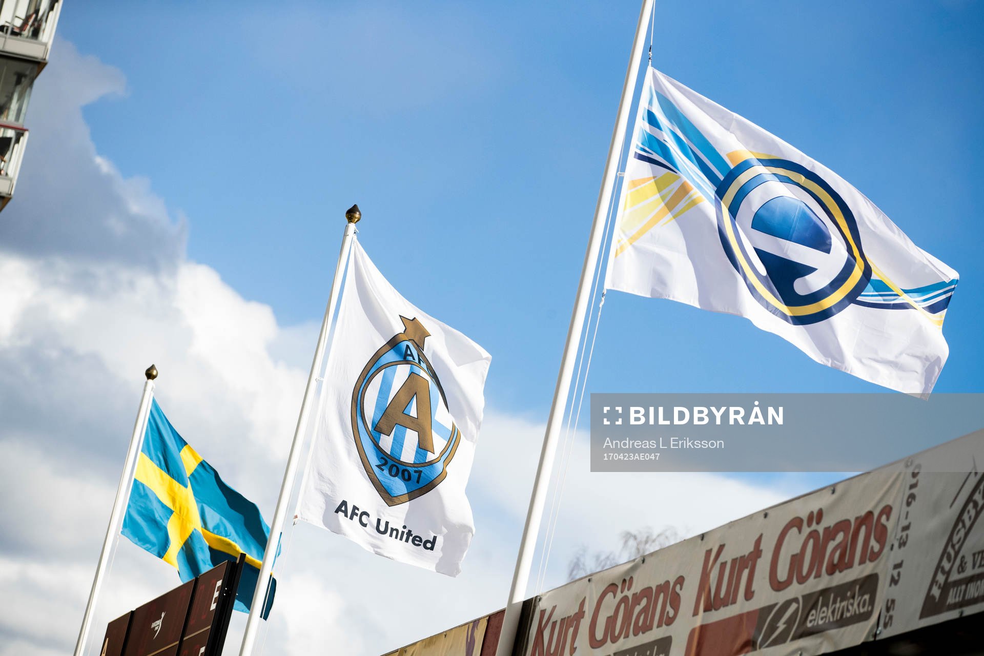 En svenskflagga, AFC Uniteds flagga och Allsvenskans flagga