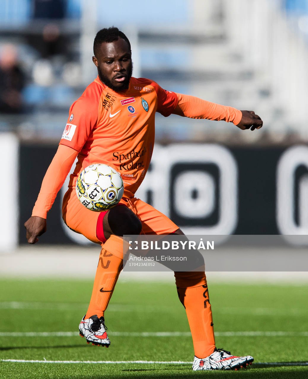 AFC Eskilstunas Emmanuel Frimpong med bollen