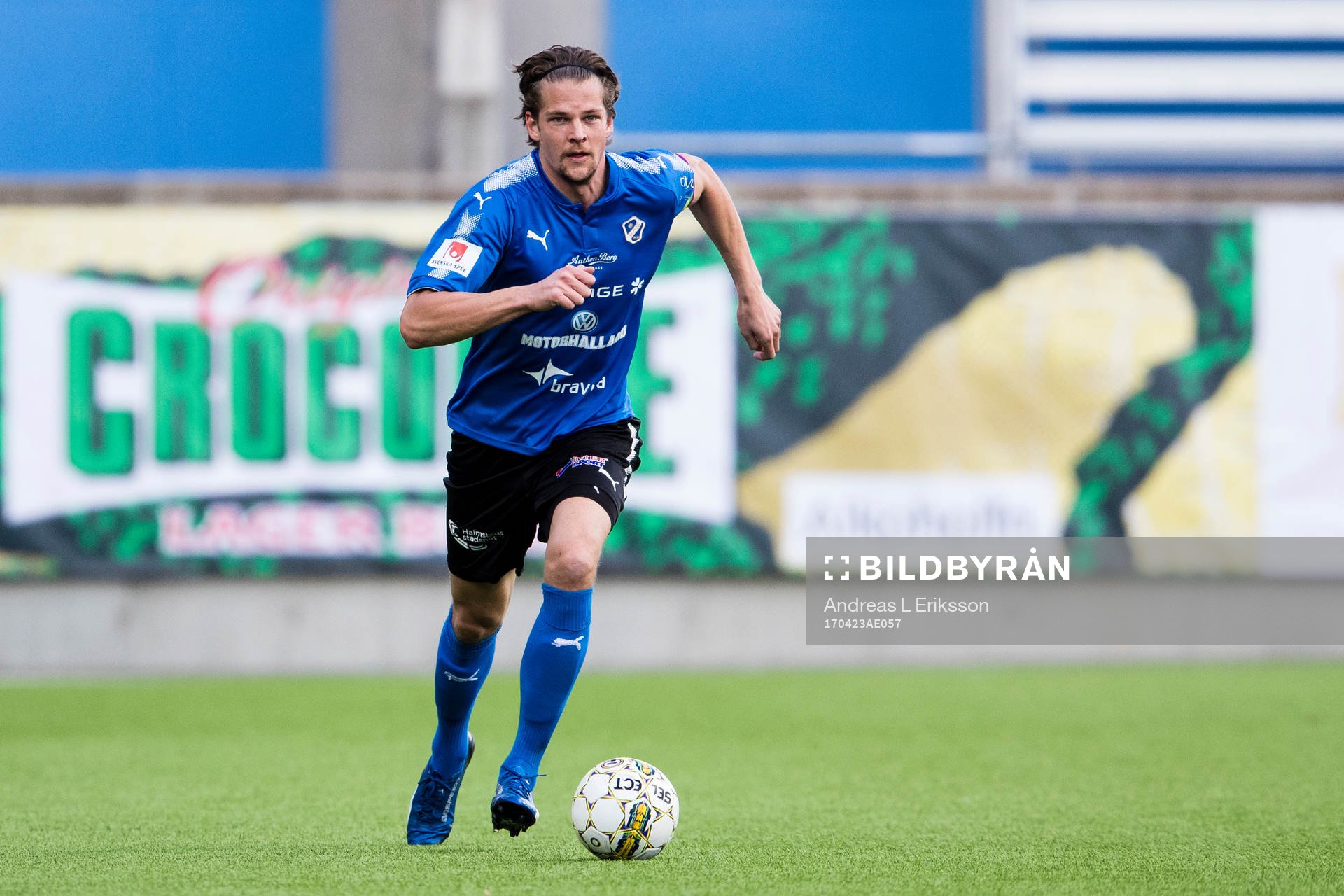Halmstads Fredrik Liverstam med bollen