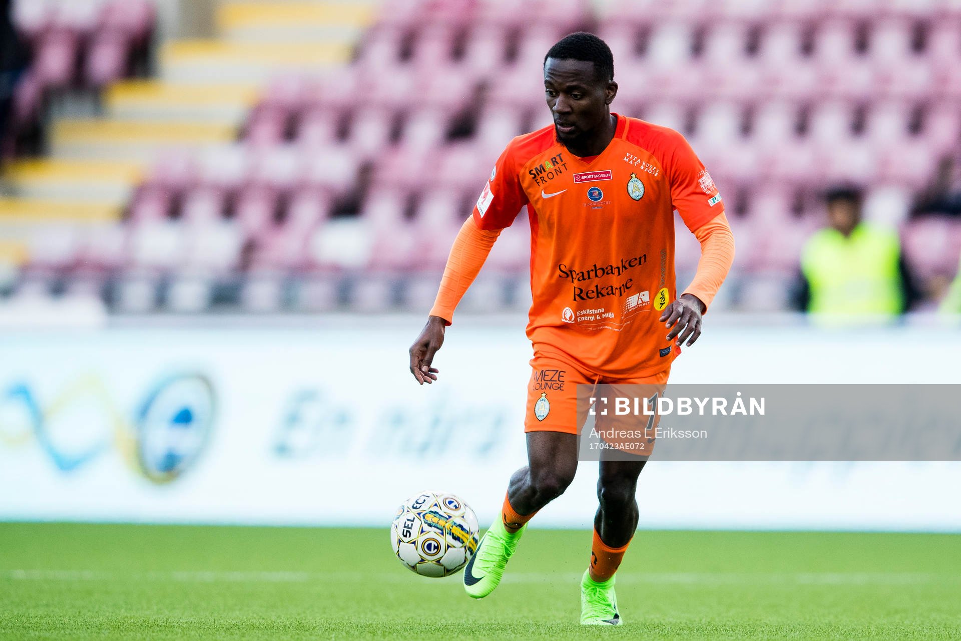 AFC Eskilstunas Mohamed Buya Turay med bollen